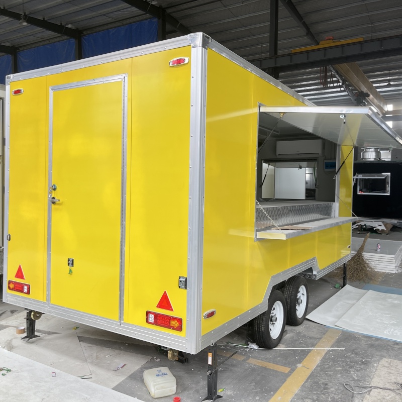Editor's sharing of the eye-catching yellow multi-functional mobile food truck