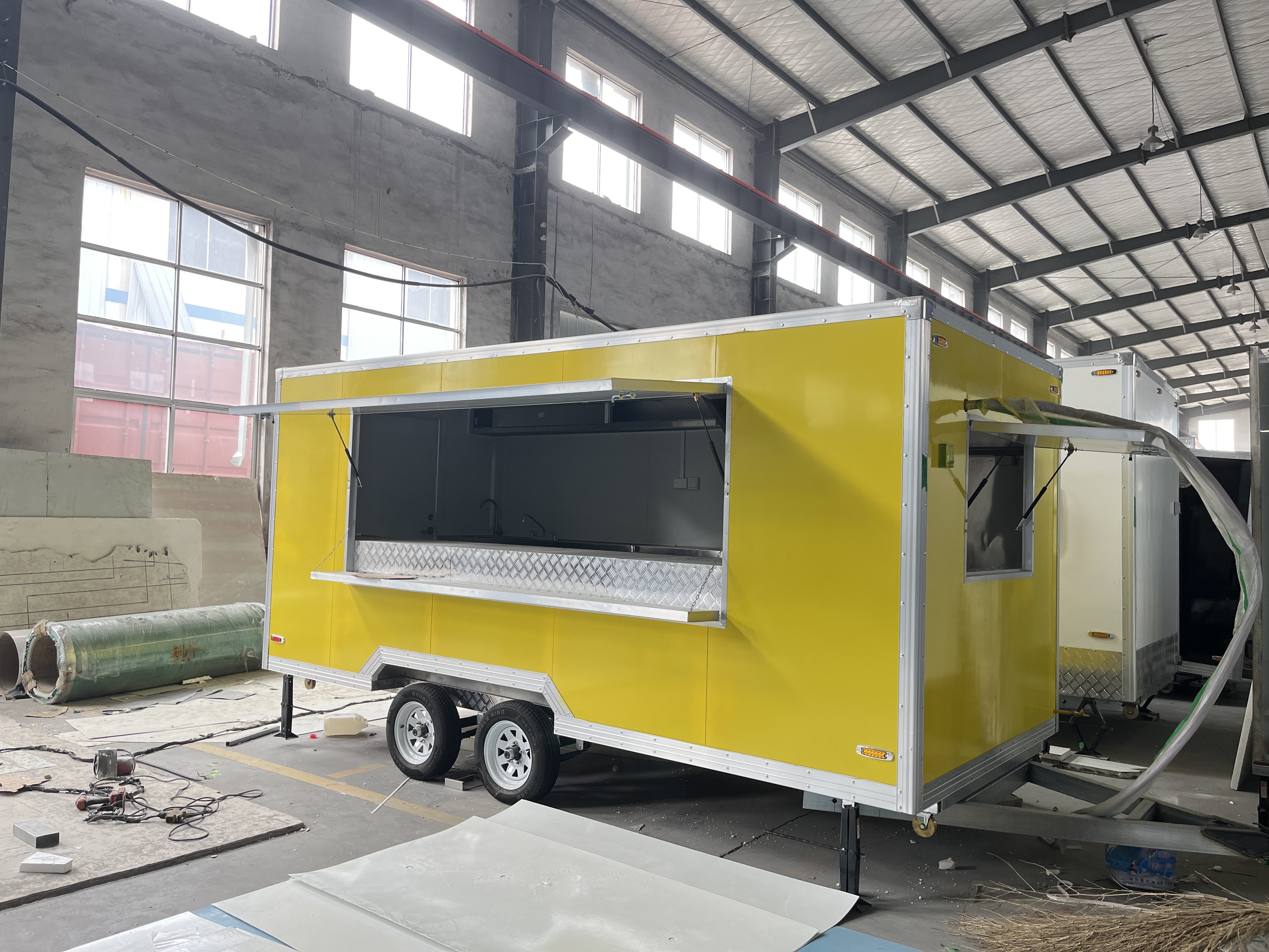 Editor's sharing of the eye-catching yellow multi-functional mobile food truck