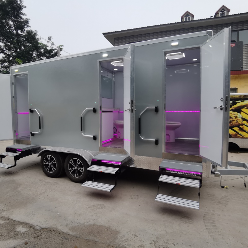 The silver-gray multi-cabin mobile toilet adds convenience to outdoor scenarios