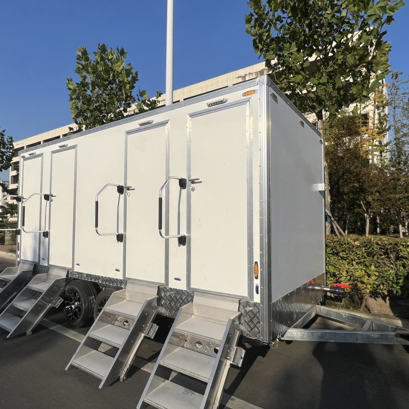 The towable four-compartment mobile toilet with independent single room design is the preferred choice for outdoor groups to use the toilet