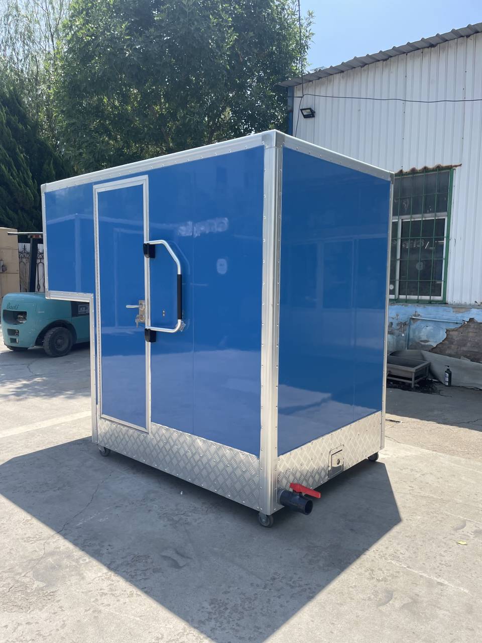 Blue mobile single toilet, convenient and comfortable to accompany you on outdoor trips