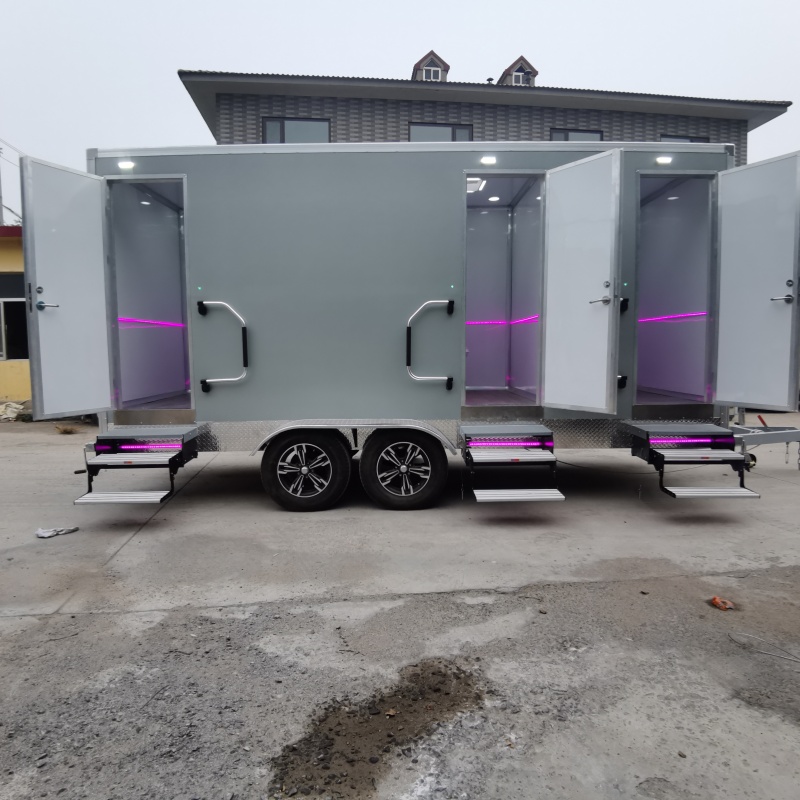 The silver-gray multi-cabin mobile toilet adds convenience to outdoor scenarios