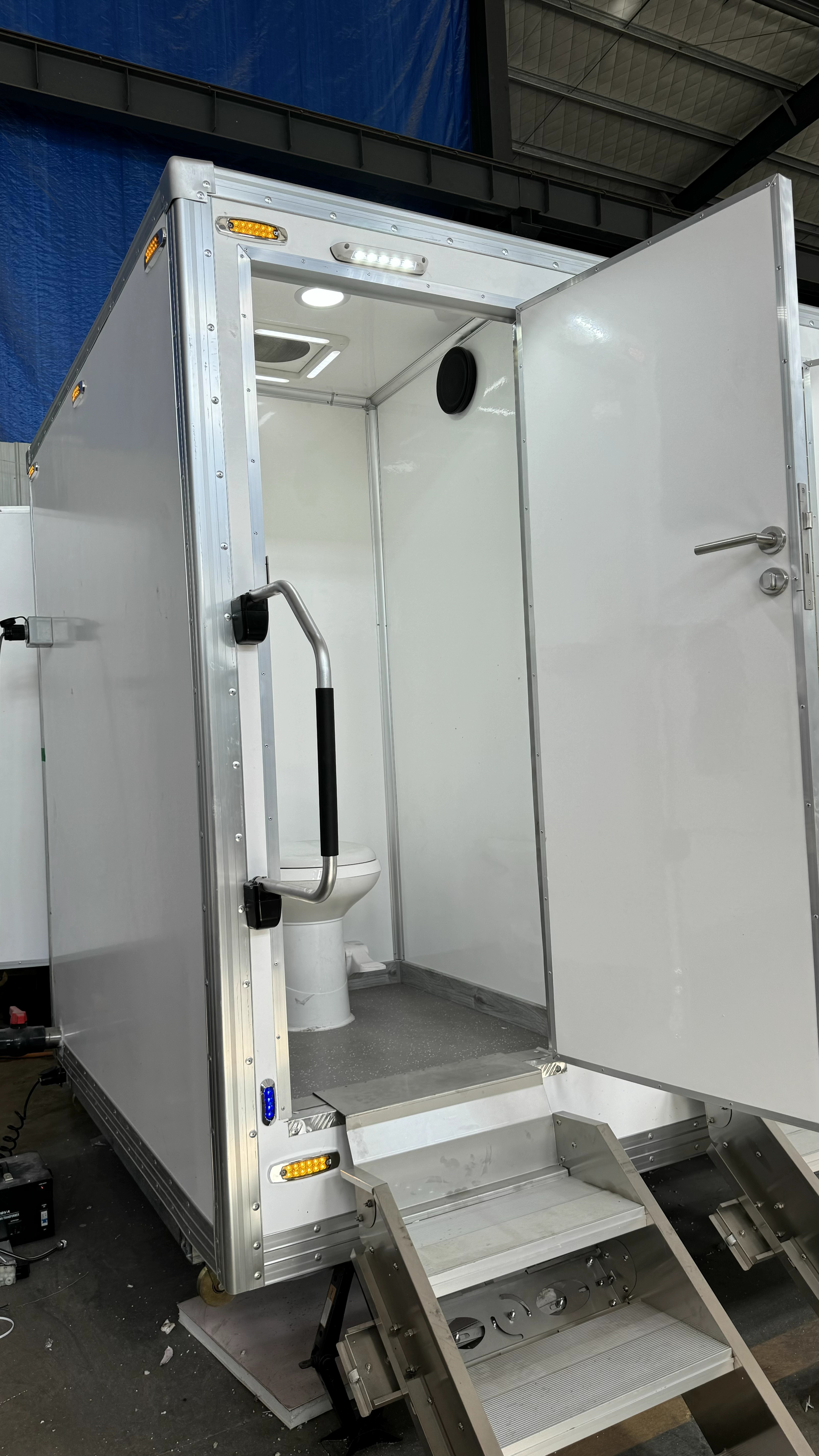 Trailer-type multiple mobile public toilets, modular design, flexible deployment