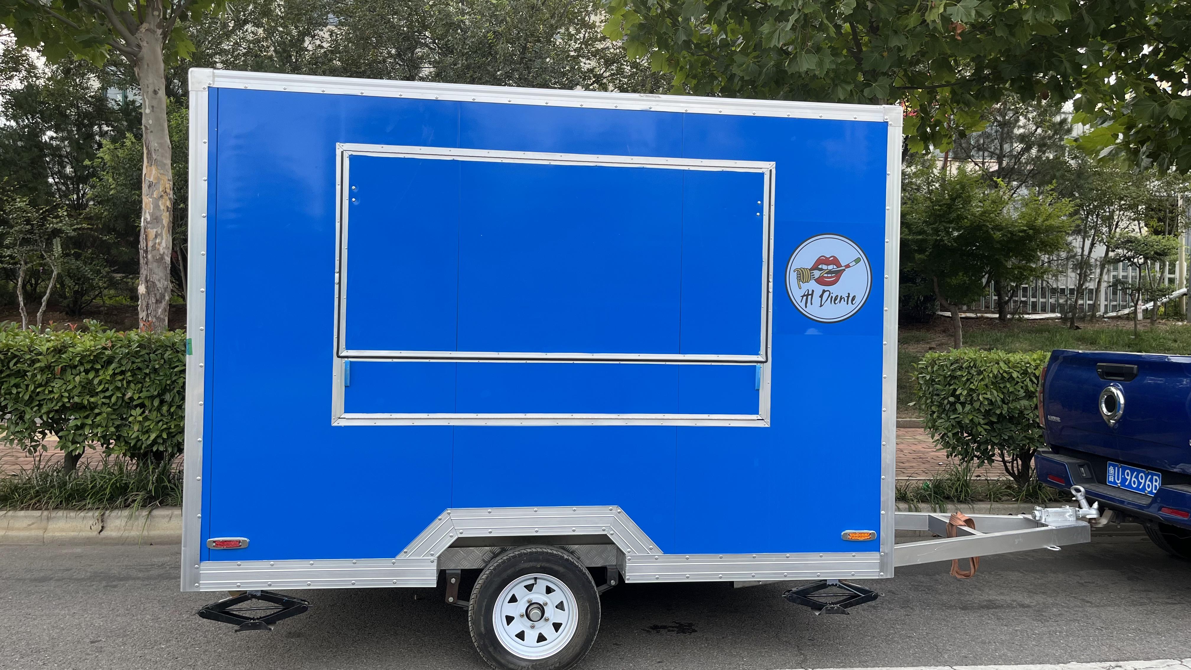 The blue "Al Diente" mobile food truck initiates flexible food business operations