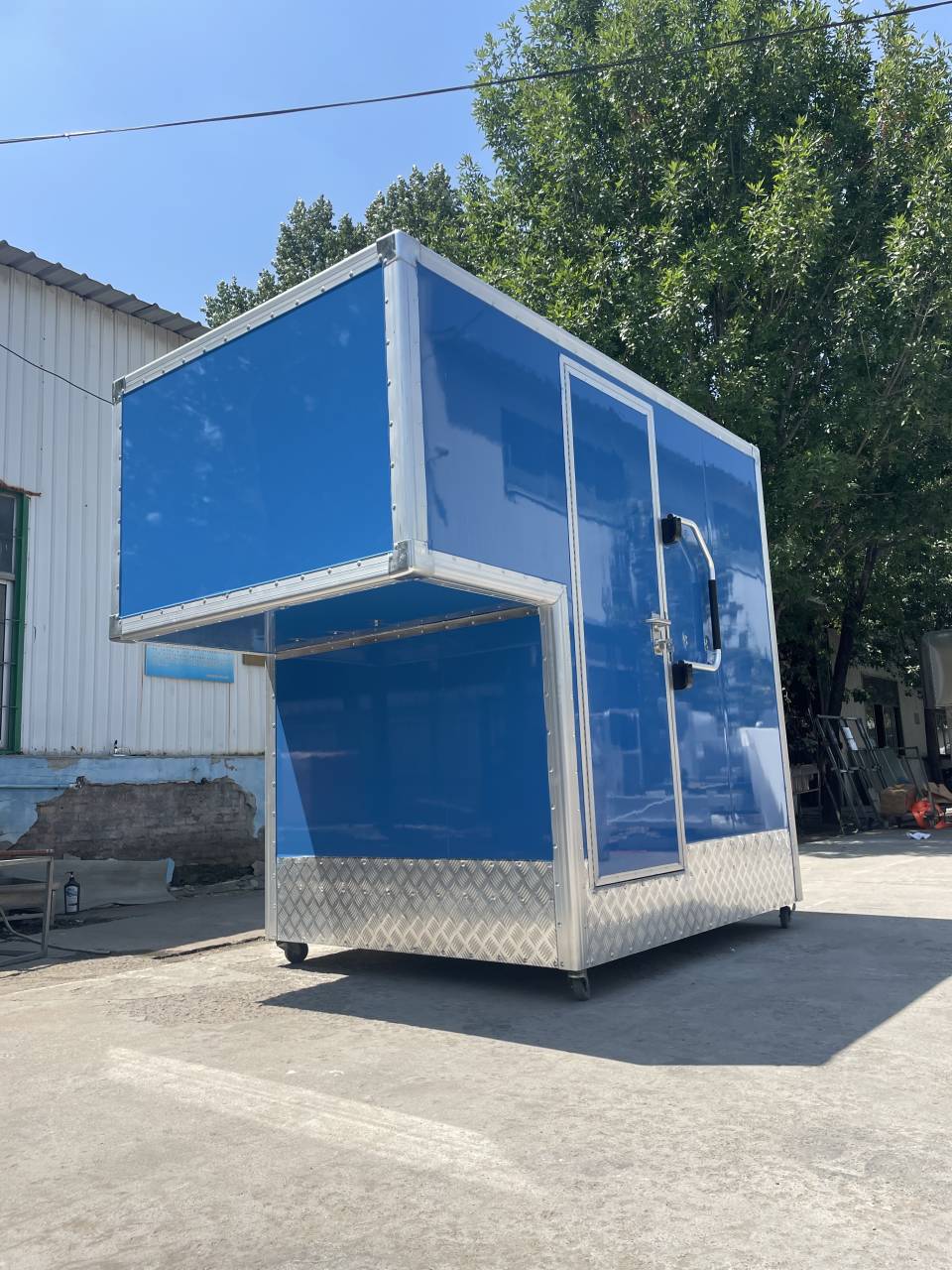 Blue mobile single toilet, convenient and comfortable to accompany you on outdoor trips