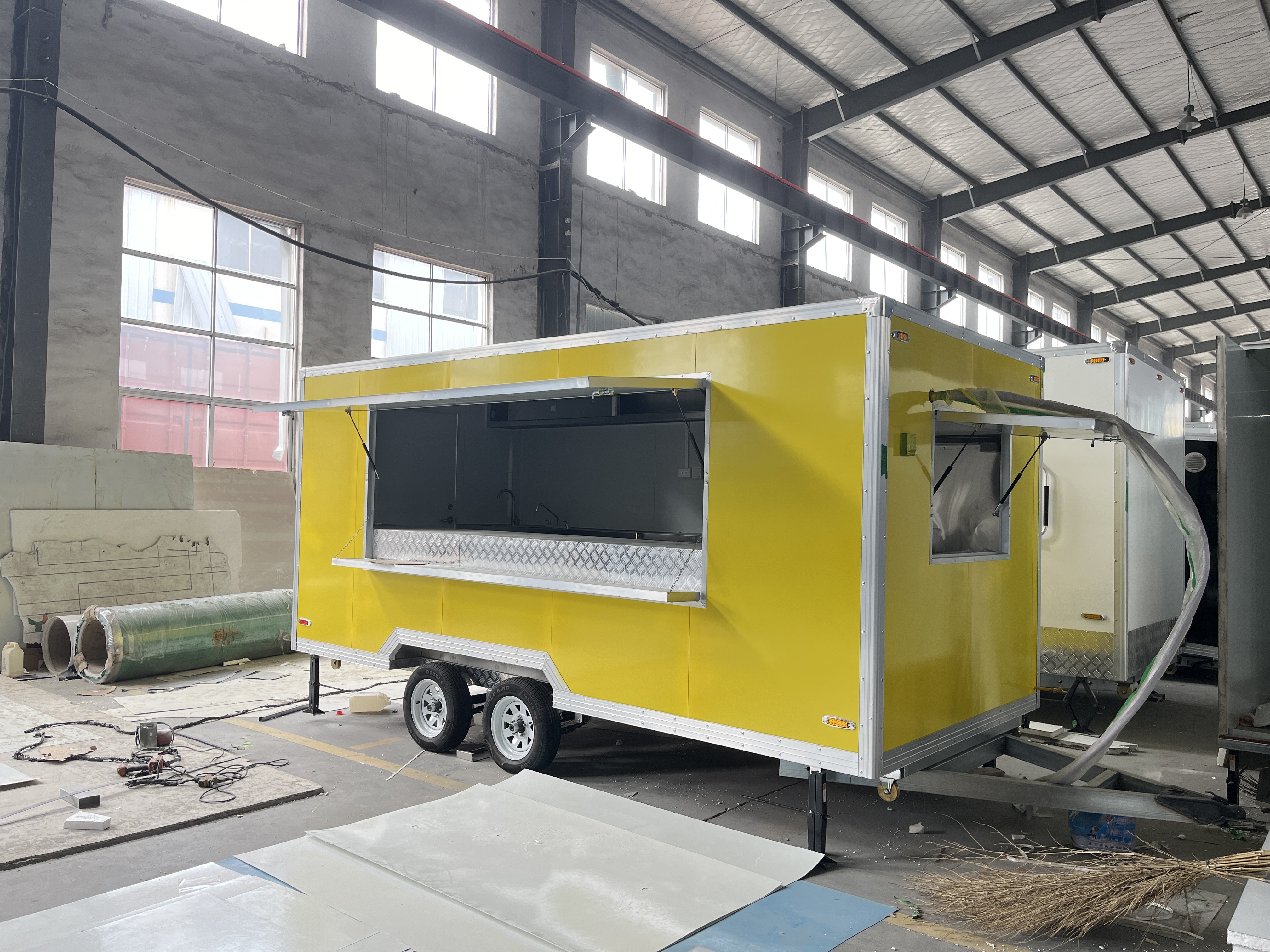 Editor's sharing of the eye-catching yellow multi-functional mobile food truck