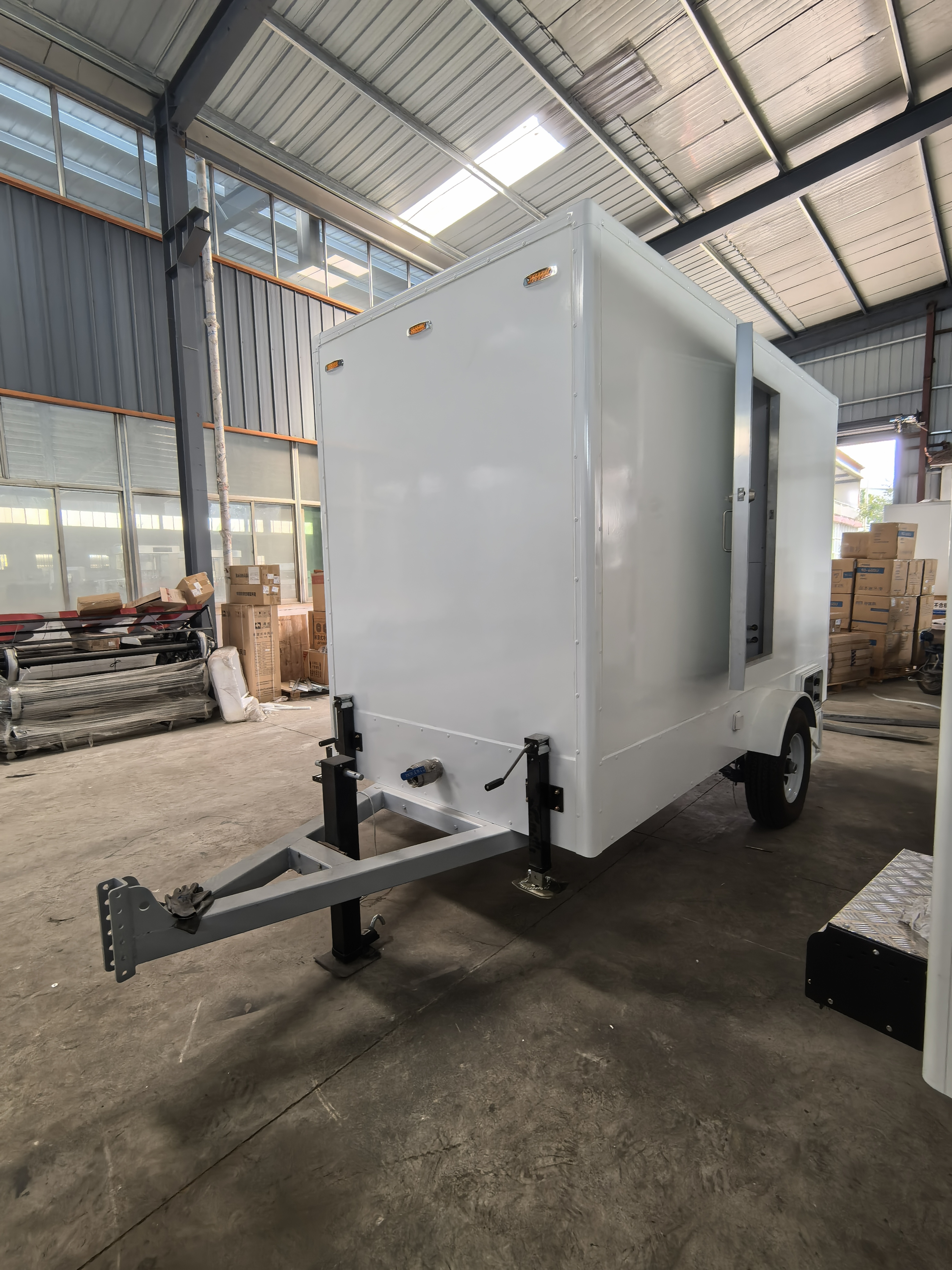 Double white portable toilets, convenient, practical and super worry-free