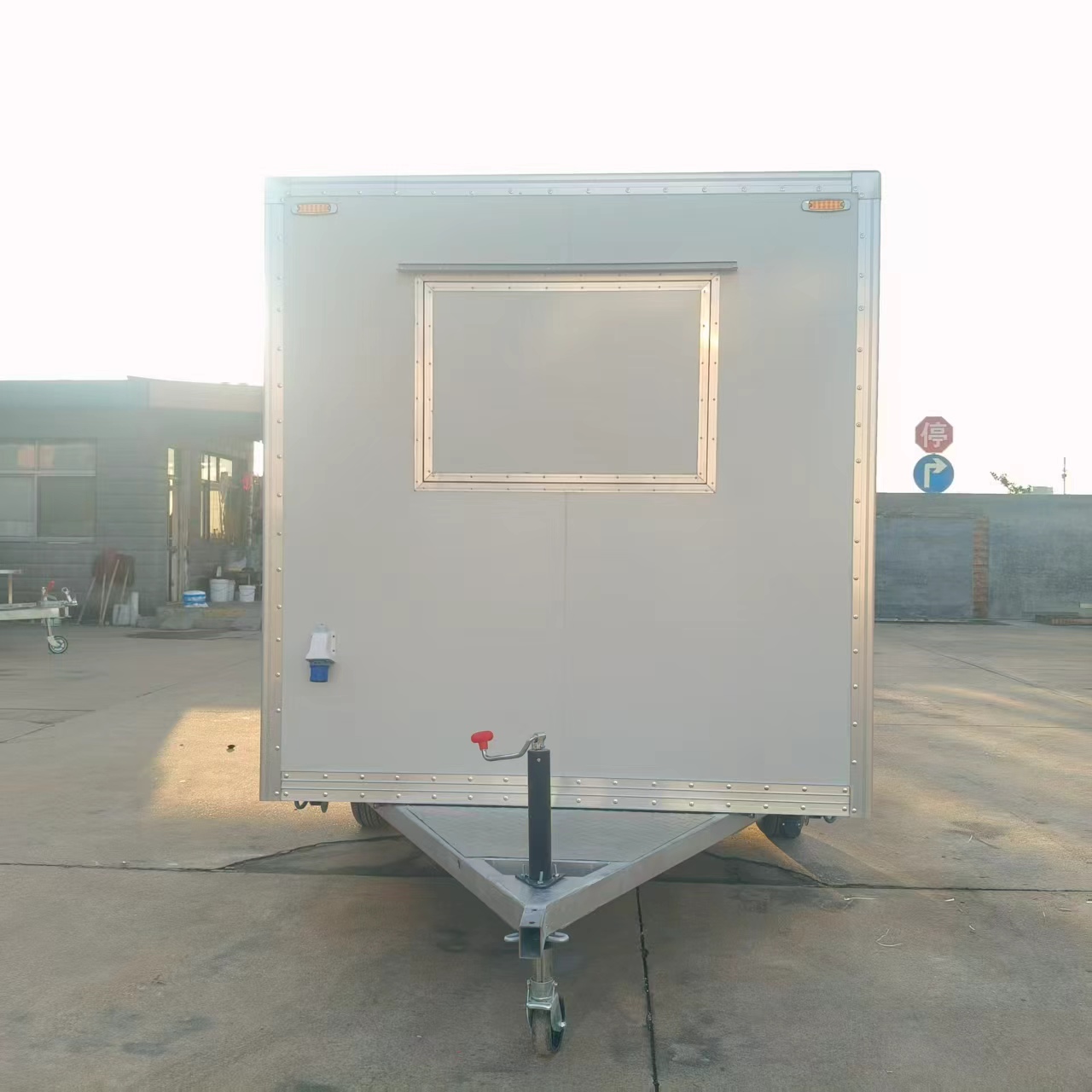 Convenient mobile food trucks facilitate the operation of mobile food businesses