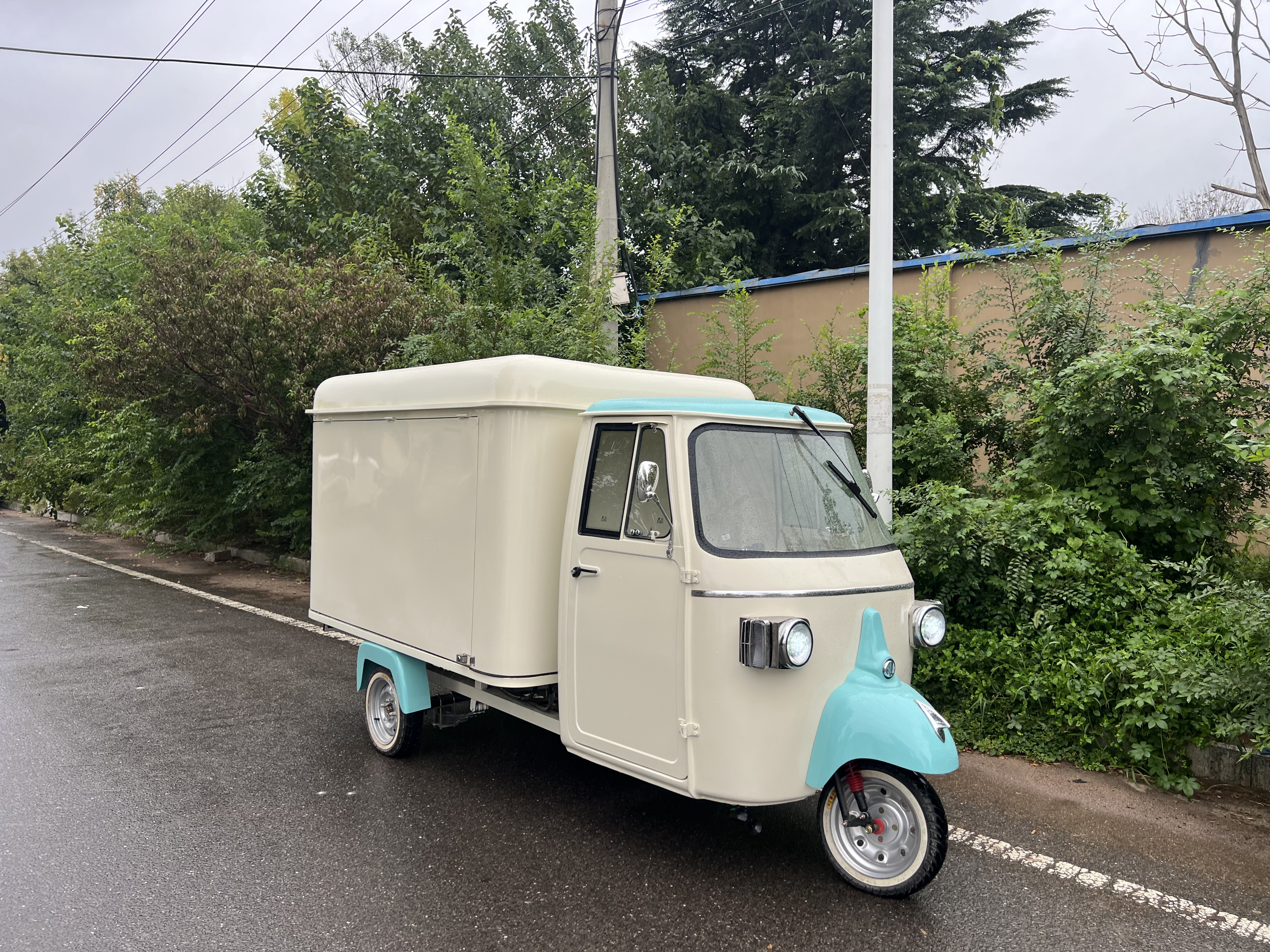 Retro-style three-wheeled mobile food truck, a great partner for mobile food business