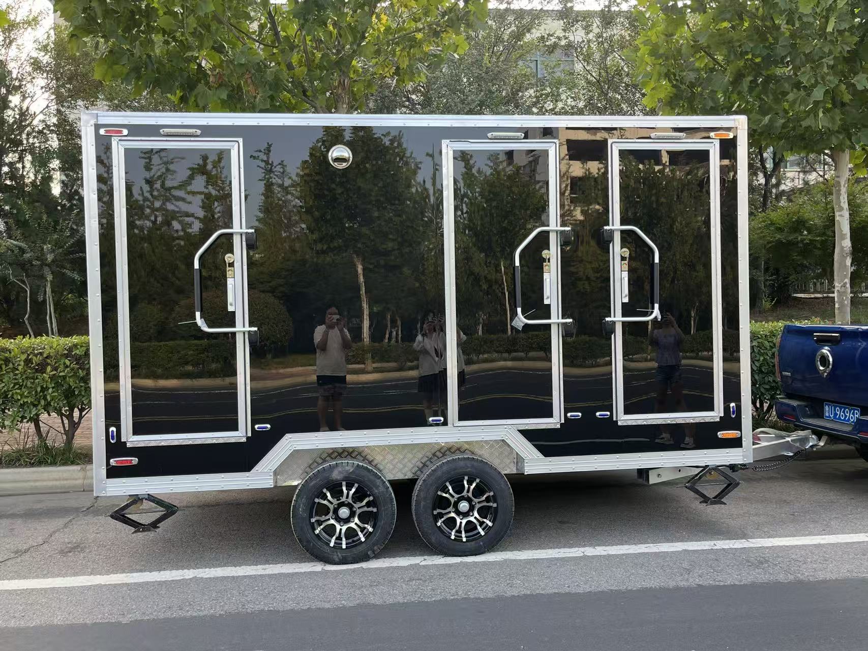 Cool and stylish black-faced dual-wheel drive mobile toilet trailer, a great helper for outdoor emergencies