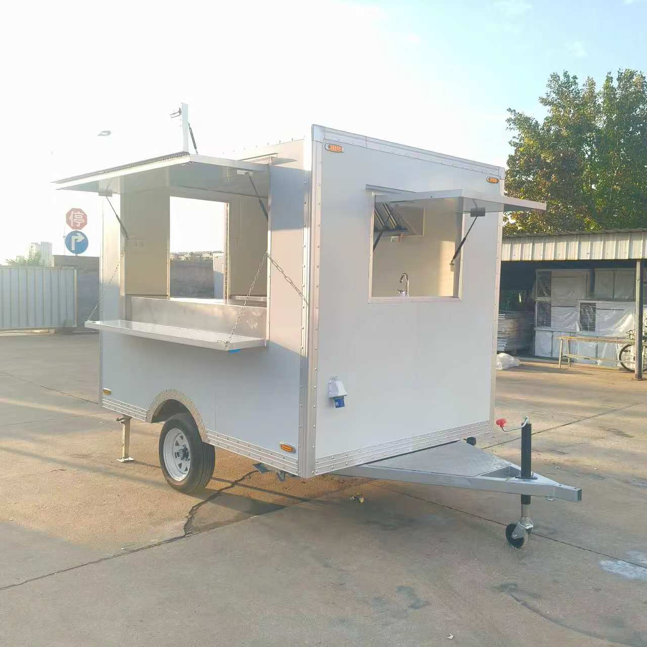 Convenient mobile food trucks facilitate the operation of mobile food businesses