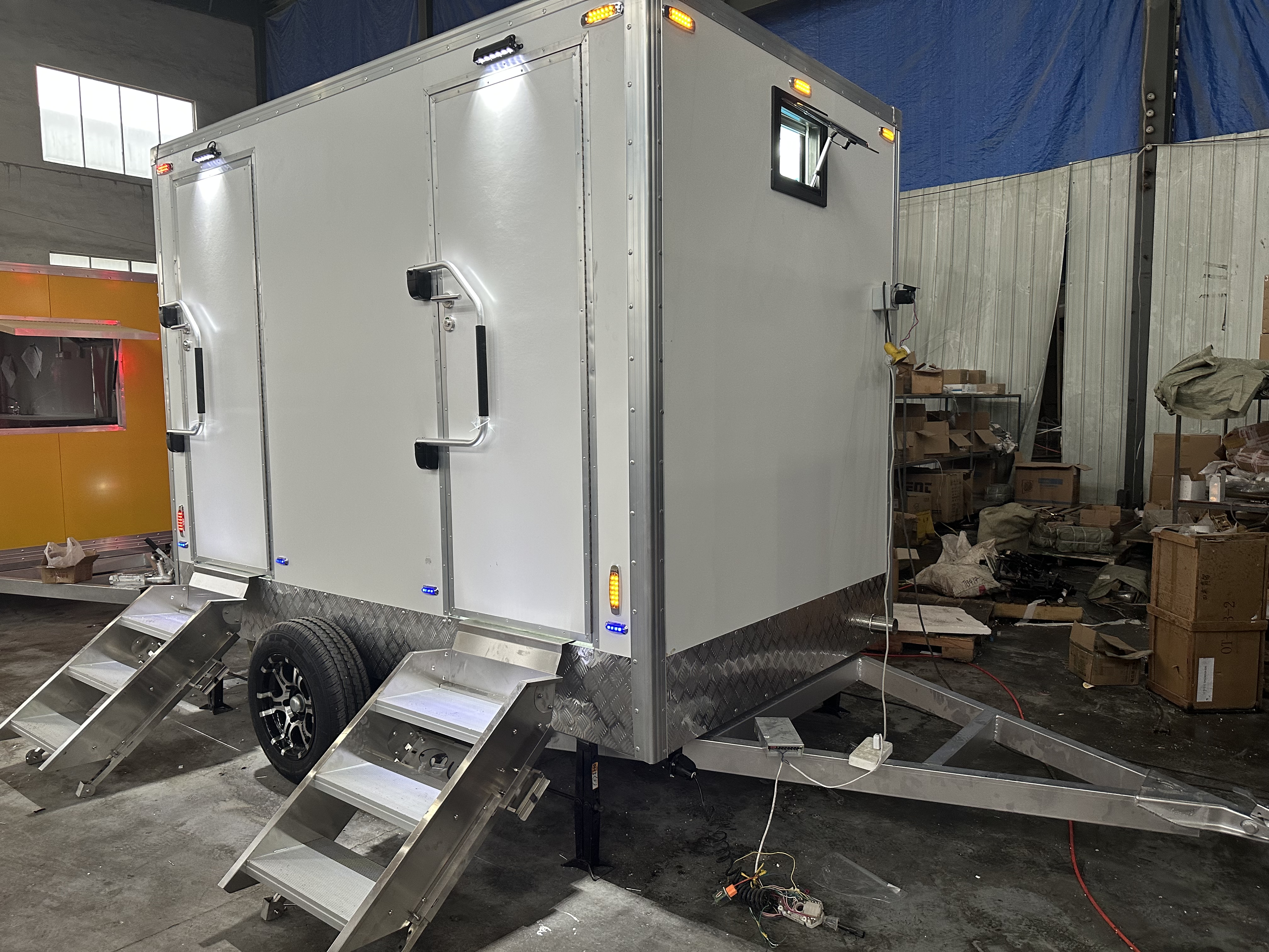 The dual-toilet cubicle mobile toilet is a practical choice for various outdoor scenarios