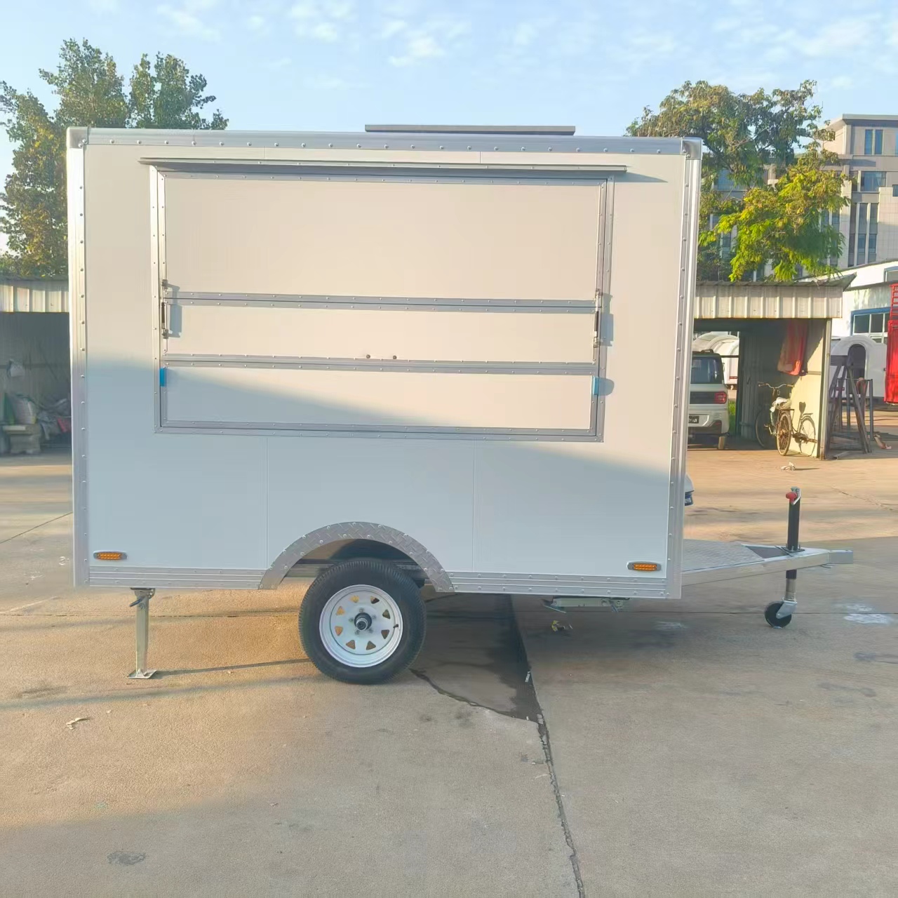 Convenient mobile food trucks facilitate the operation of mobile food businesses