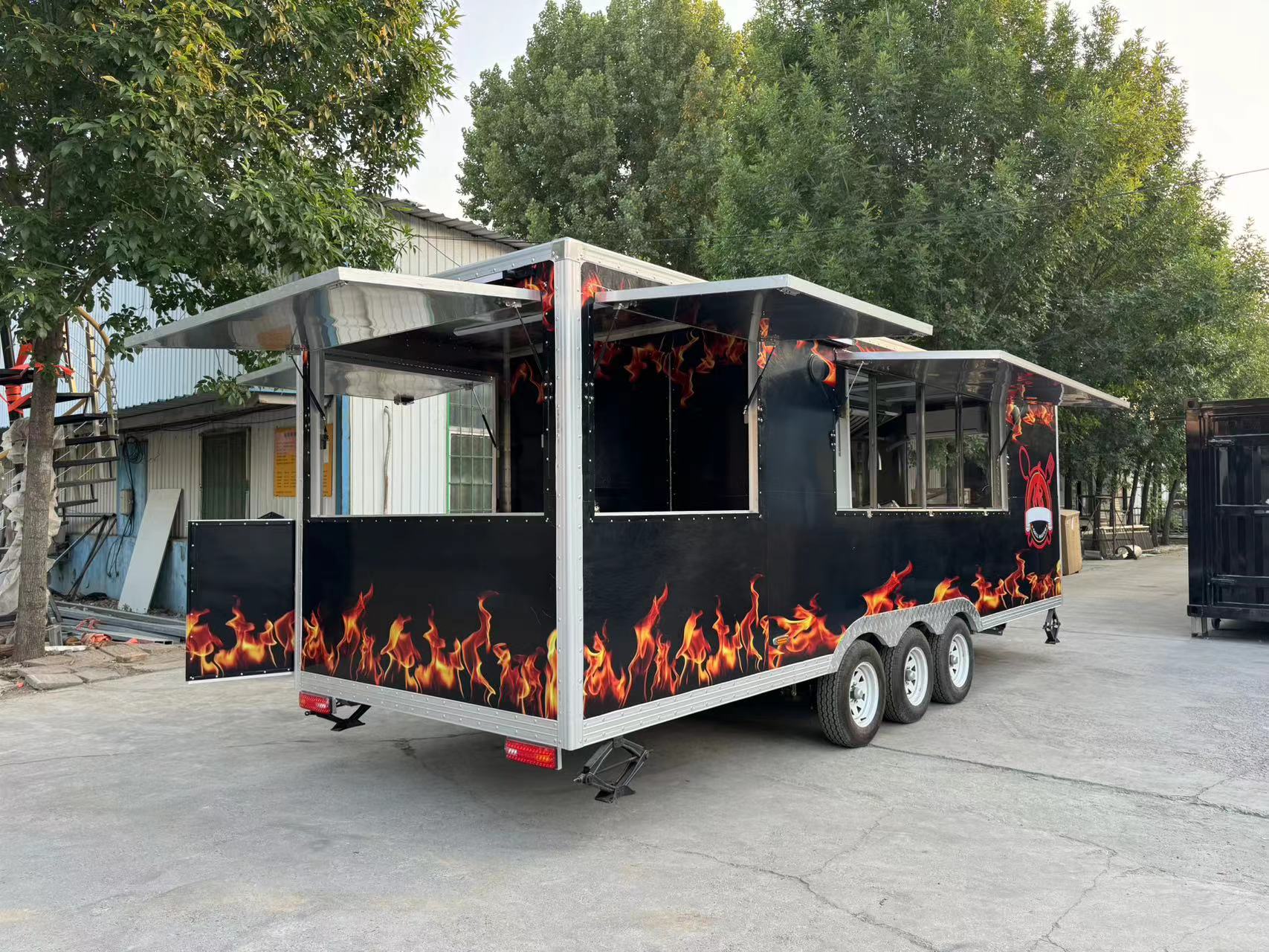 Personalized flame-painted mobile food truck, a mobile food truck for entrepreneurship