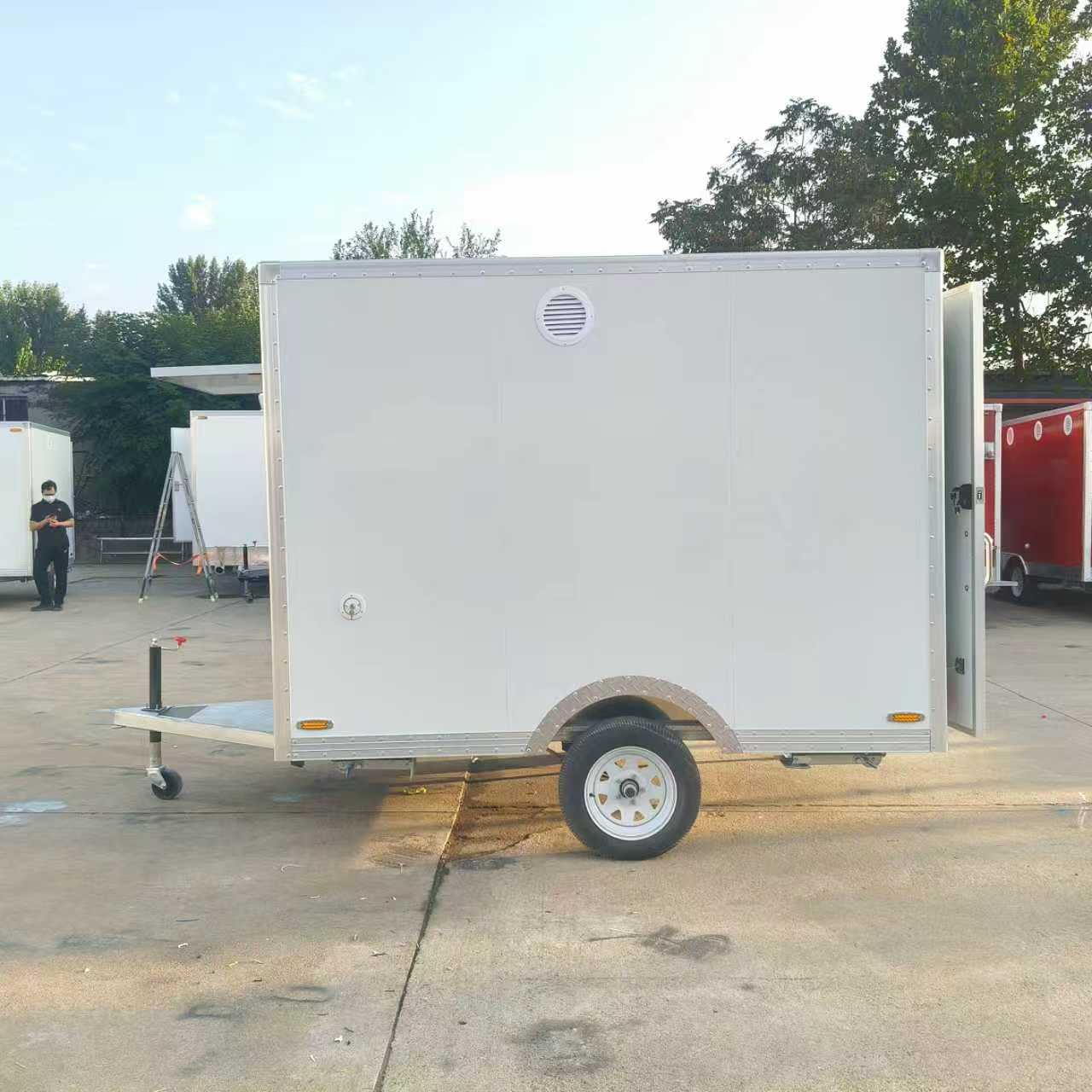Convenient mobile food trucks facilitate the operation of mobile food businesses