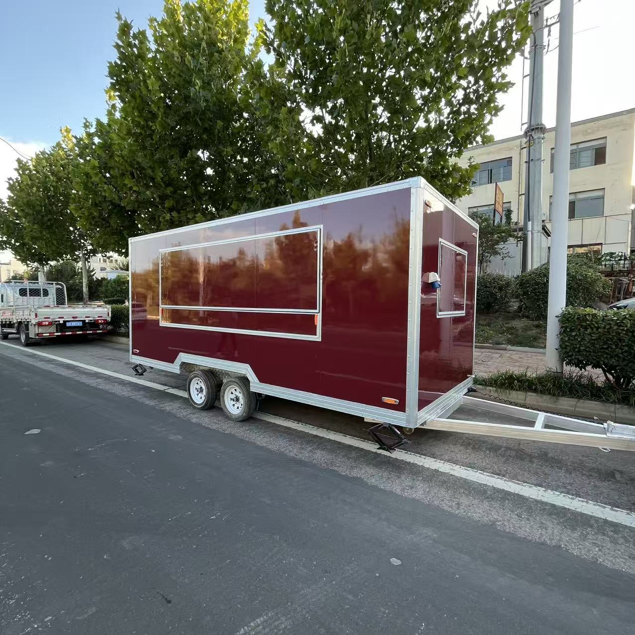 The fashionable wine-red mobile food truck opens up a new experience of mobile cuisine