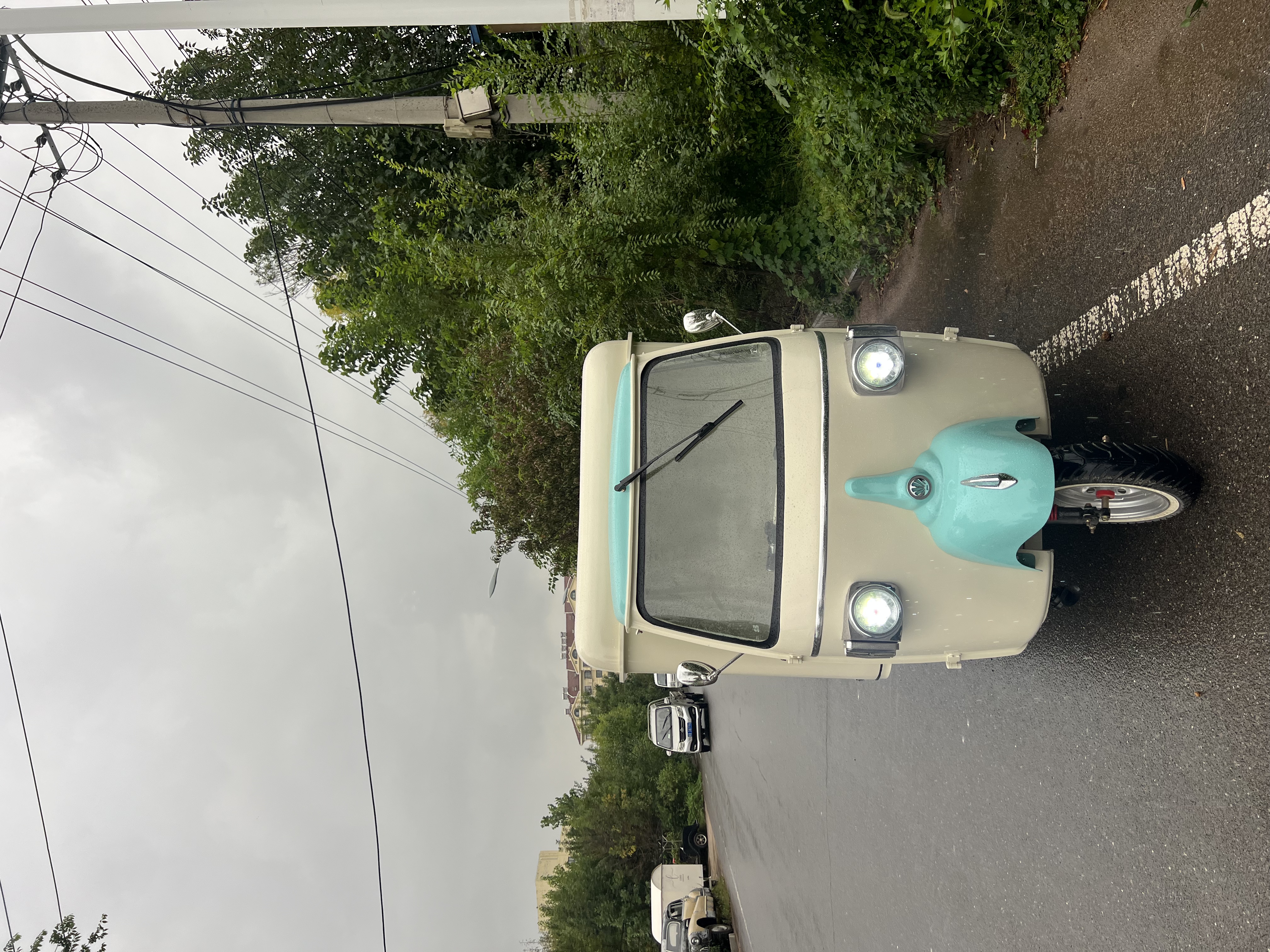 Retro-style three-wheeled mobile food truck, a great partner for mobile food business