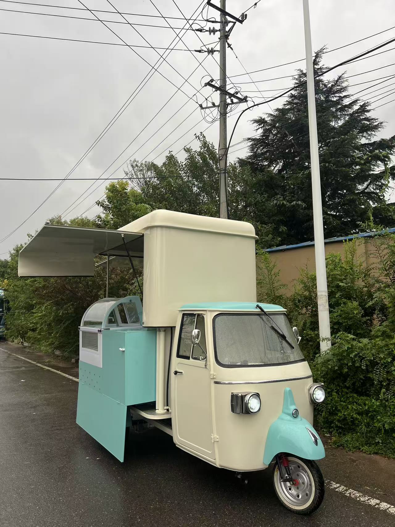 Retro-style three-wheeled mobile food truck, a great partner for mobile food business