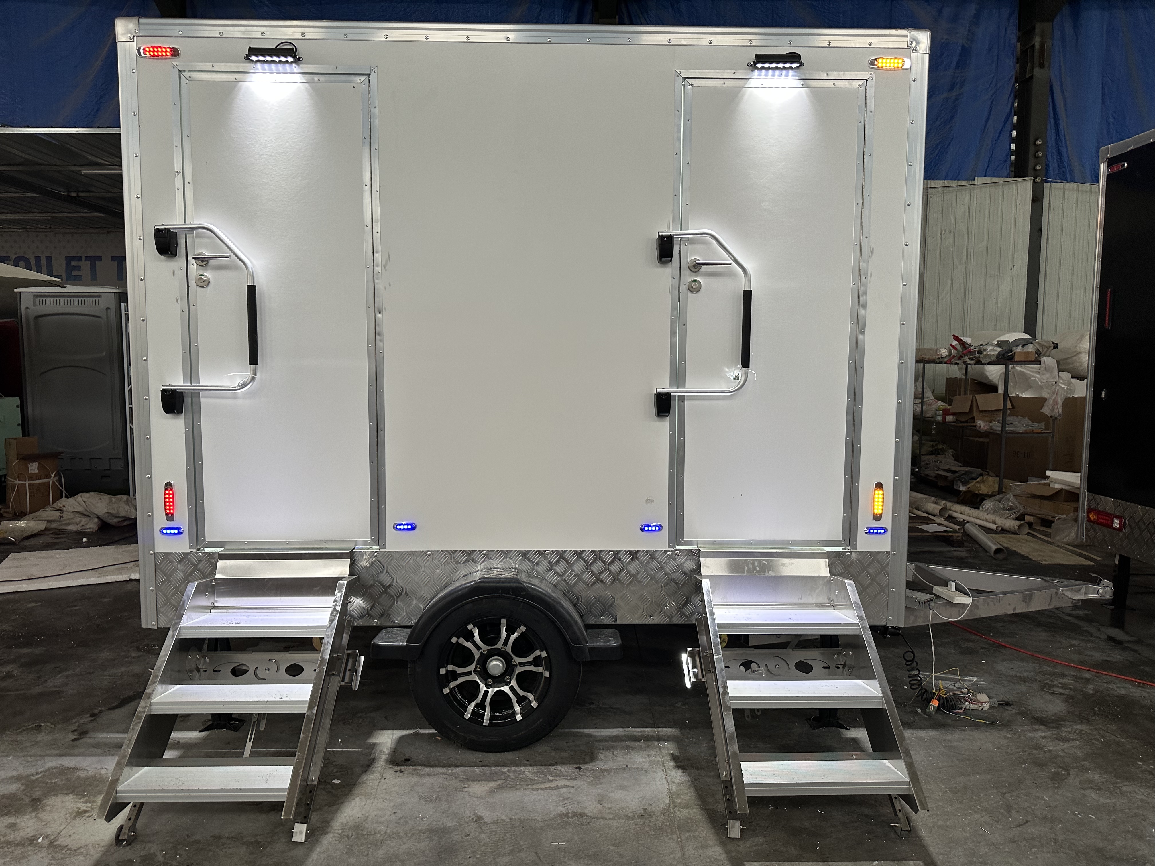 The dual-toilet cubicle mobile toilet is a practical choice for various outdoor scenarios