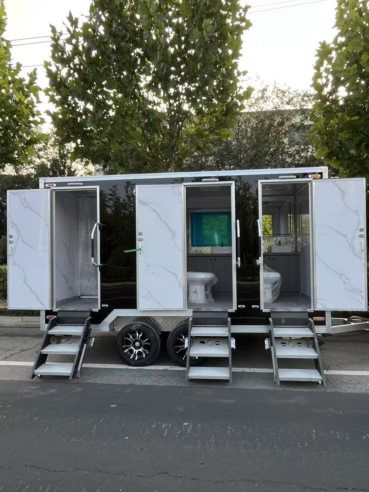 Cool and stylish black-faced dual-wheel drive mobile toilet trailer, a great helper for outdoor emergencies