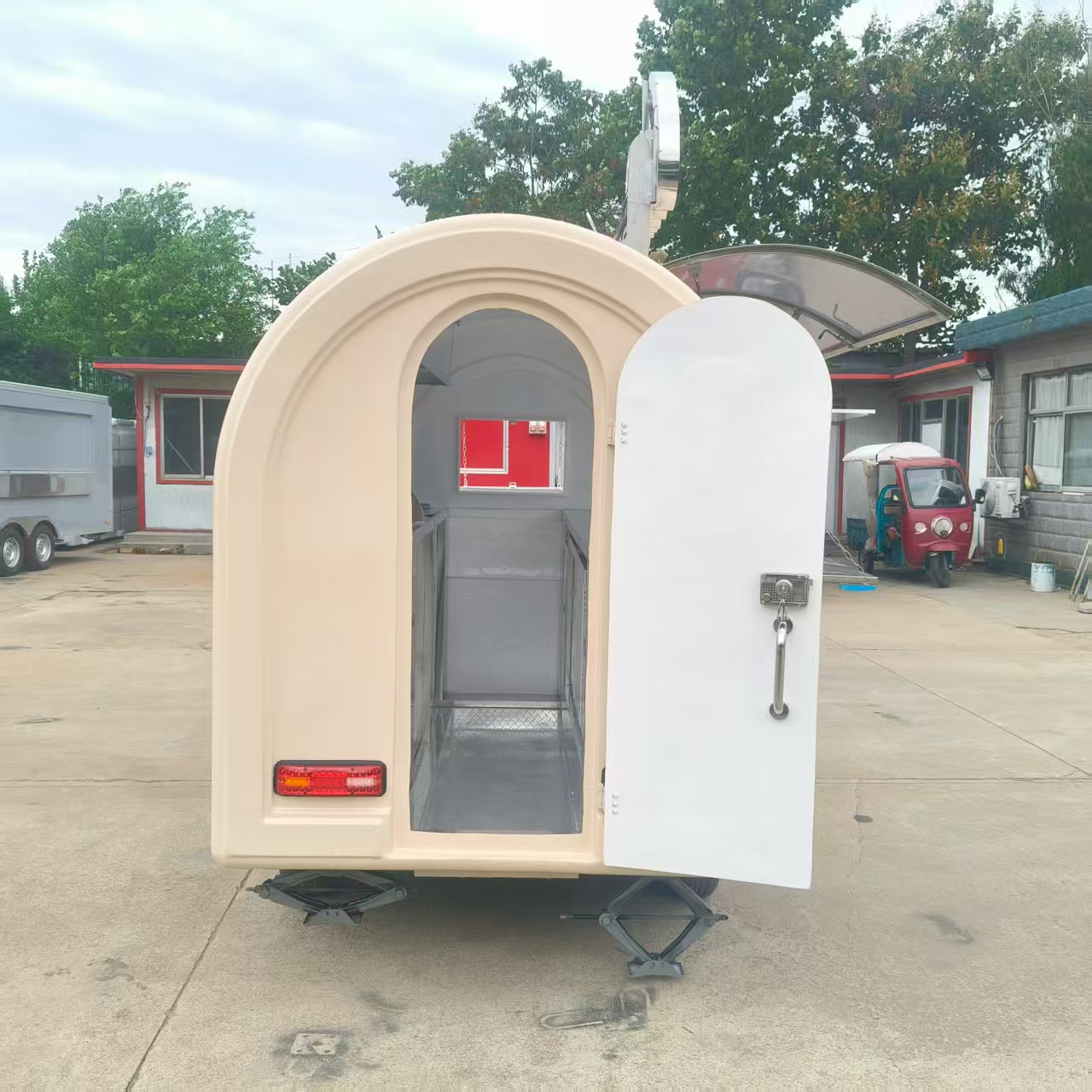 Beige arc-shaped door mobile shop portable mobile sales trailer