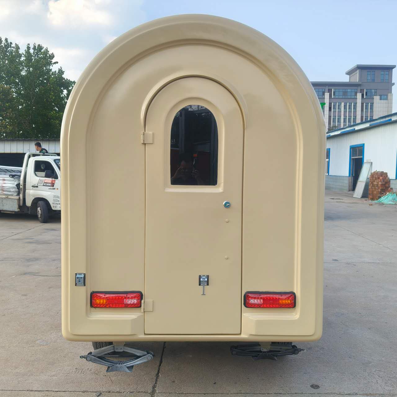 The fashionable arc-shaped mobile food truck has embarked on the path of mobile food entrepreneurship