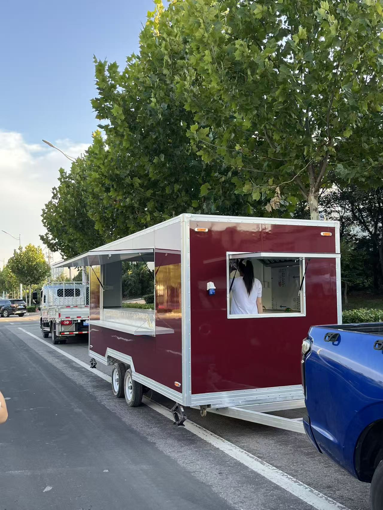 The fashionable wine-red mobile food truck opens up a new experience of mobile cuisine