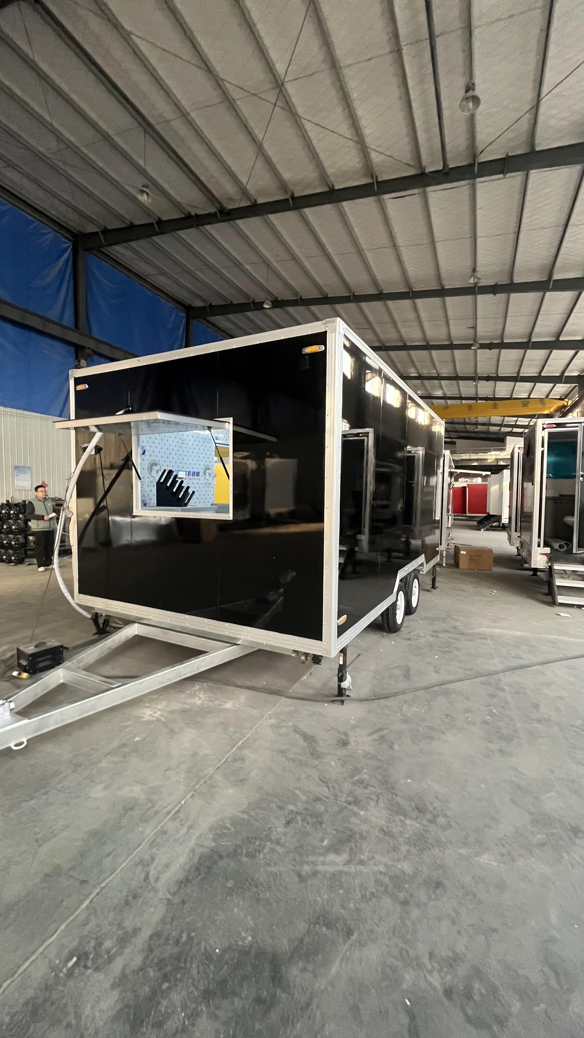 Black fashion mobile food truck: Creating a personalized food space and initiating a mobile business model