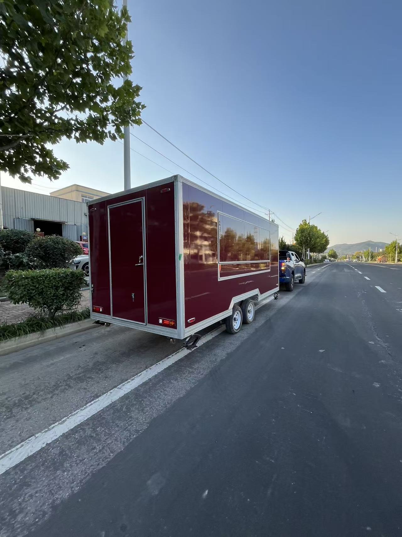 The fashionable wine-red mobile food truck opens up a new experience of mobile cuisine