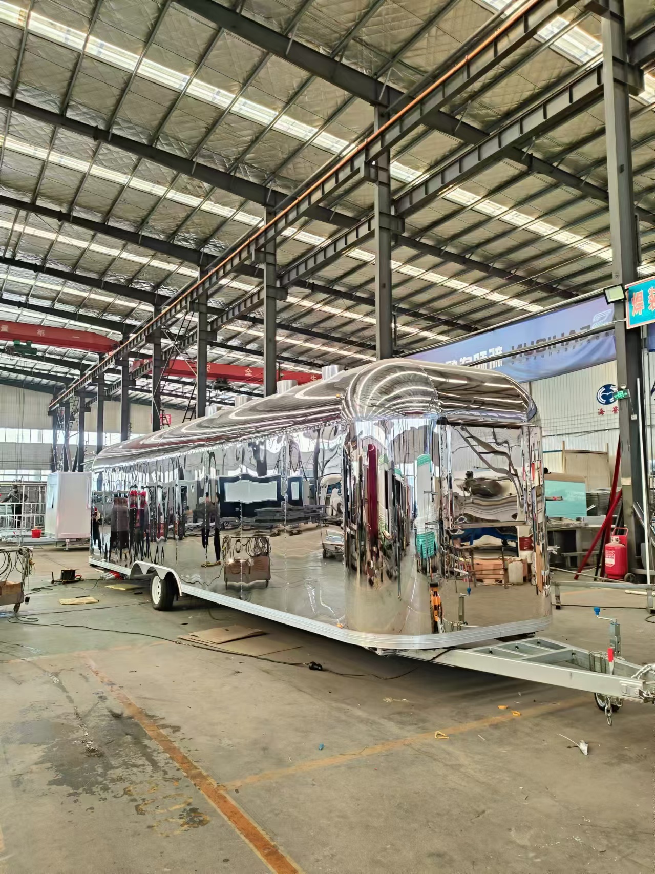 Streamlined mirror-finished food trucks offer a new option for mobile shops, embarking on a new entrepreneurial journey