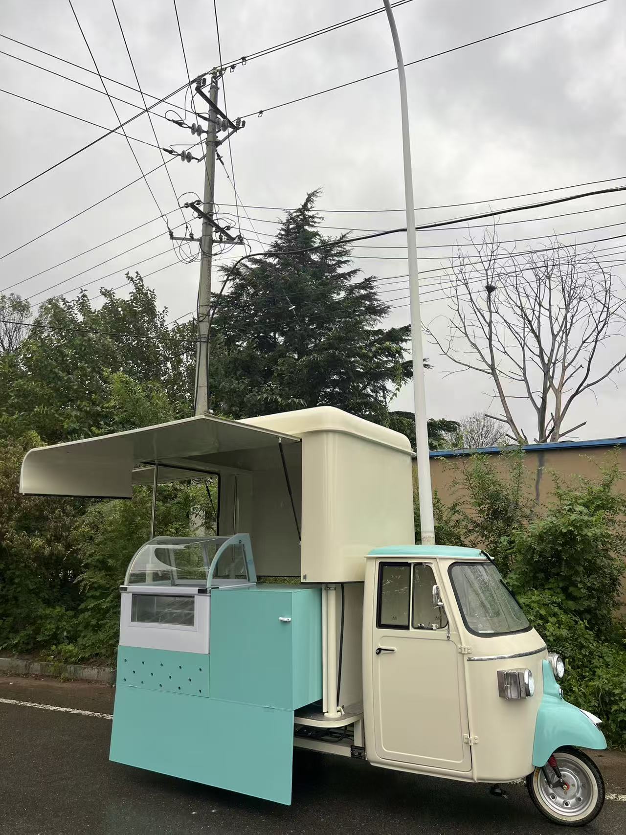 Retro-style three-wheeled mobile food truck, a great partner for mobile food business