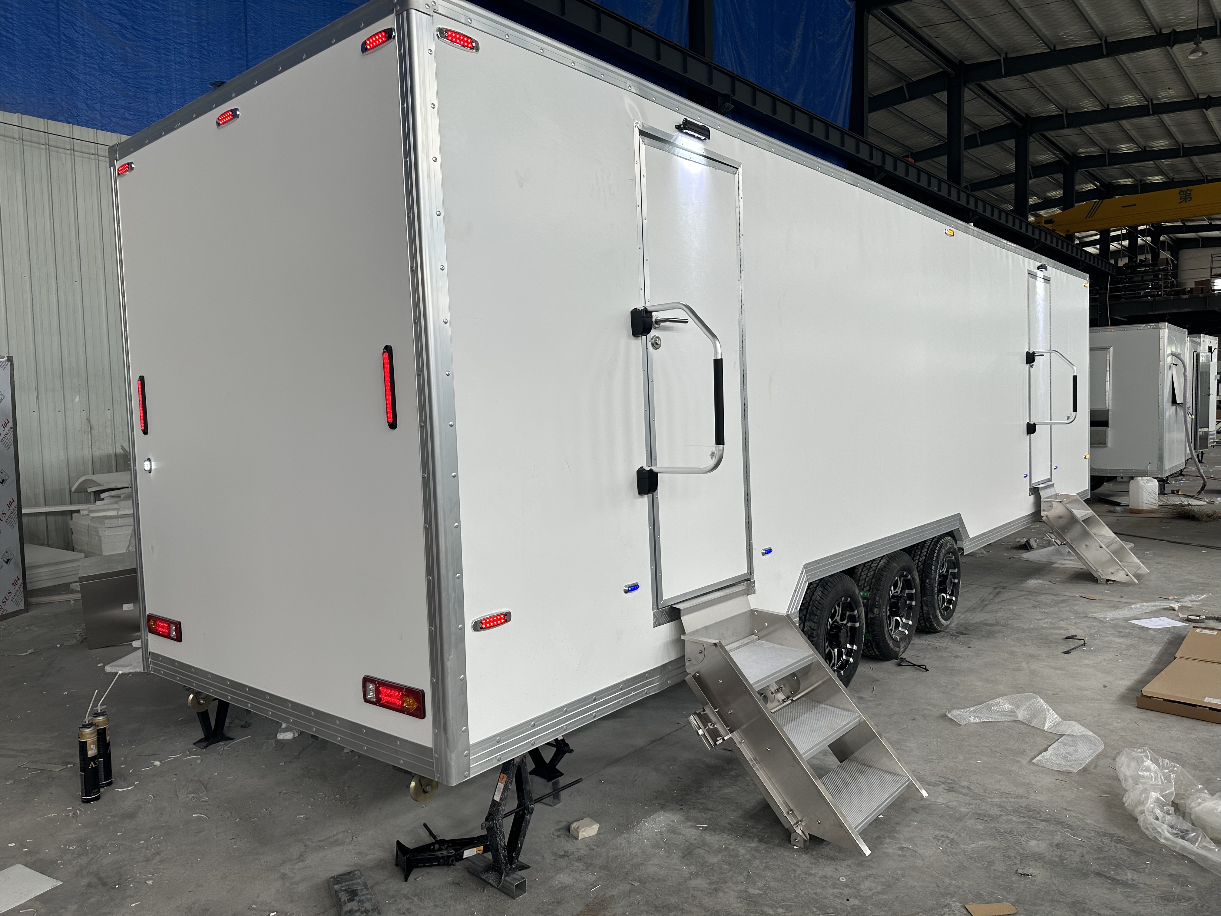 The multi-wheel mobile toilet is convenient to move and can meet the needs of multiple people using it simultaneously