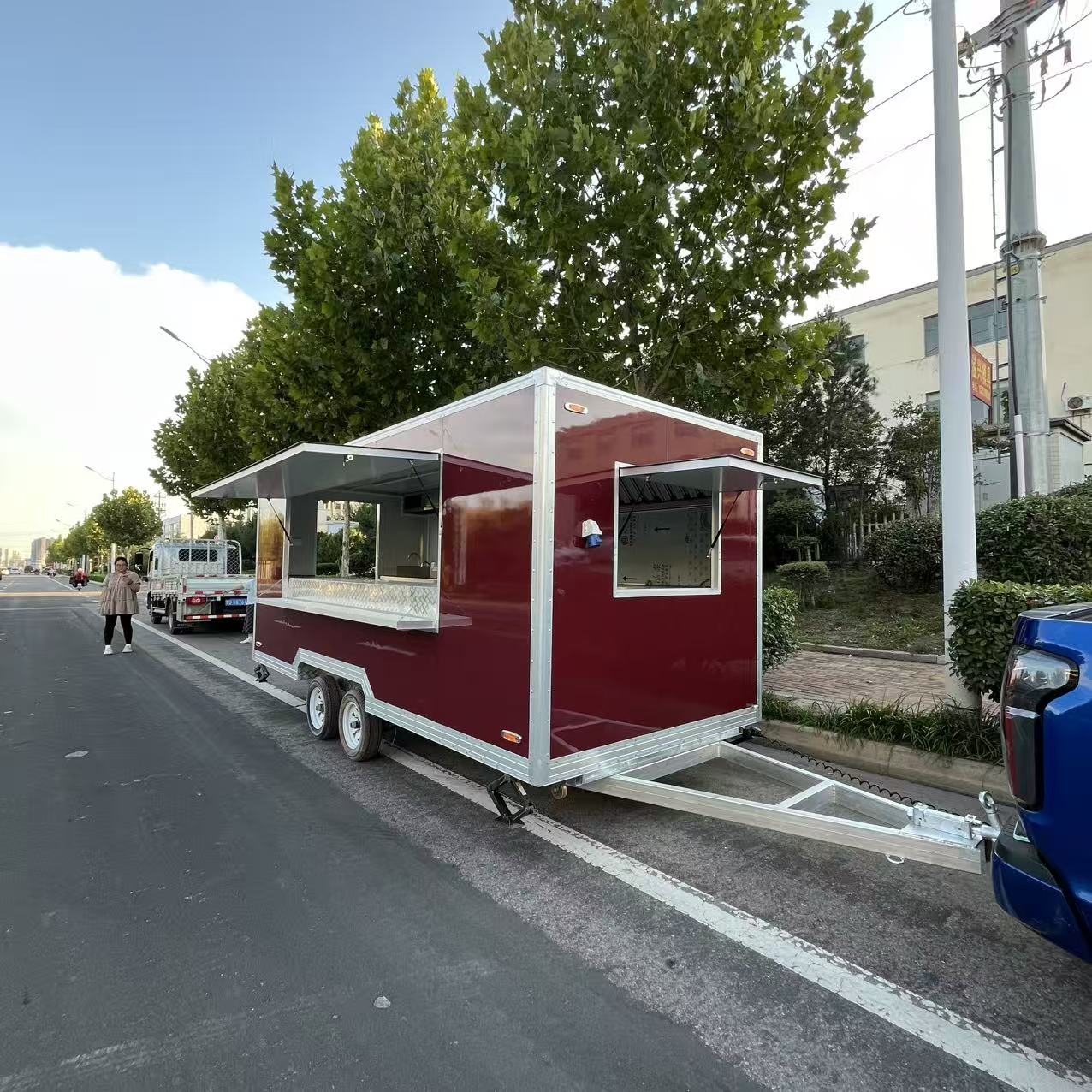 The fashionable wine-red mobile food truck opens up a new experience of mobile cuisine