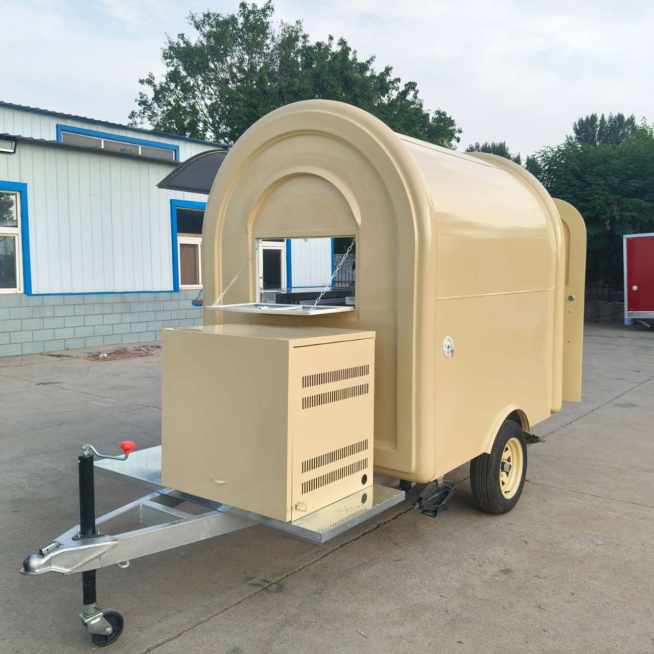 The fashionable arc-shaped mobile food truck has embarked on the path of mobile food entrepreneurship