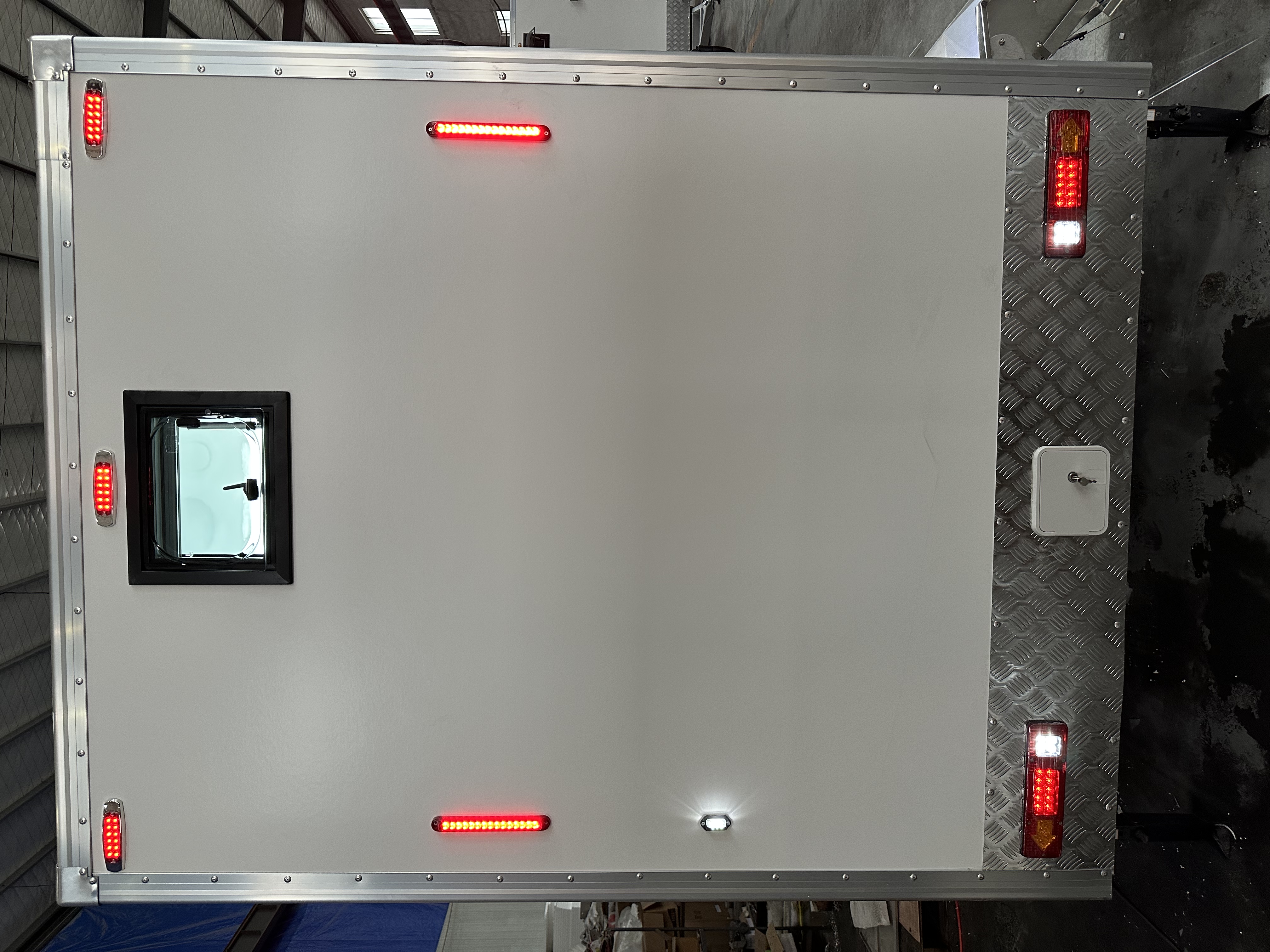 The dual-toilet cubicle mobile toilet is a practical choice for various outdoor scenarios