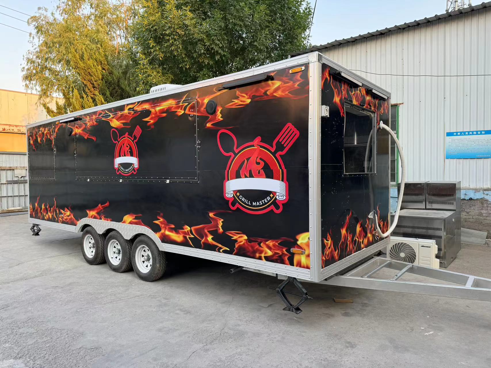 Personalized flame-painted mobile food truck, a mobile food truck for entrepreneurship