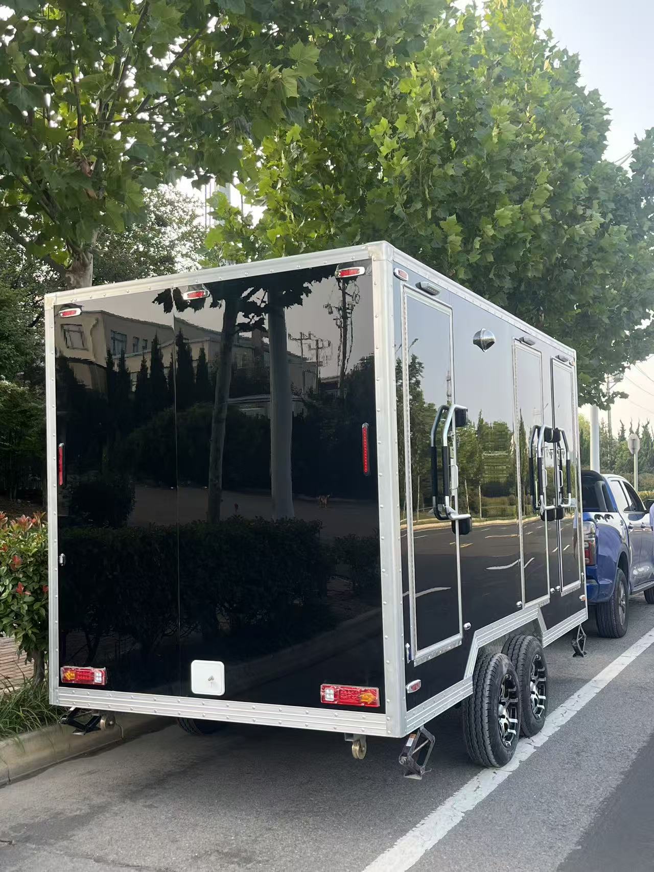 Cool and stylish black-faced dual-wheel drive mobile toilet trailer, a great helper for outdoor emergencies