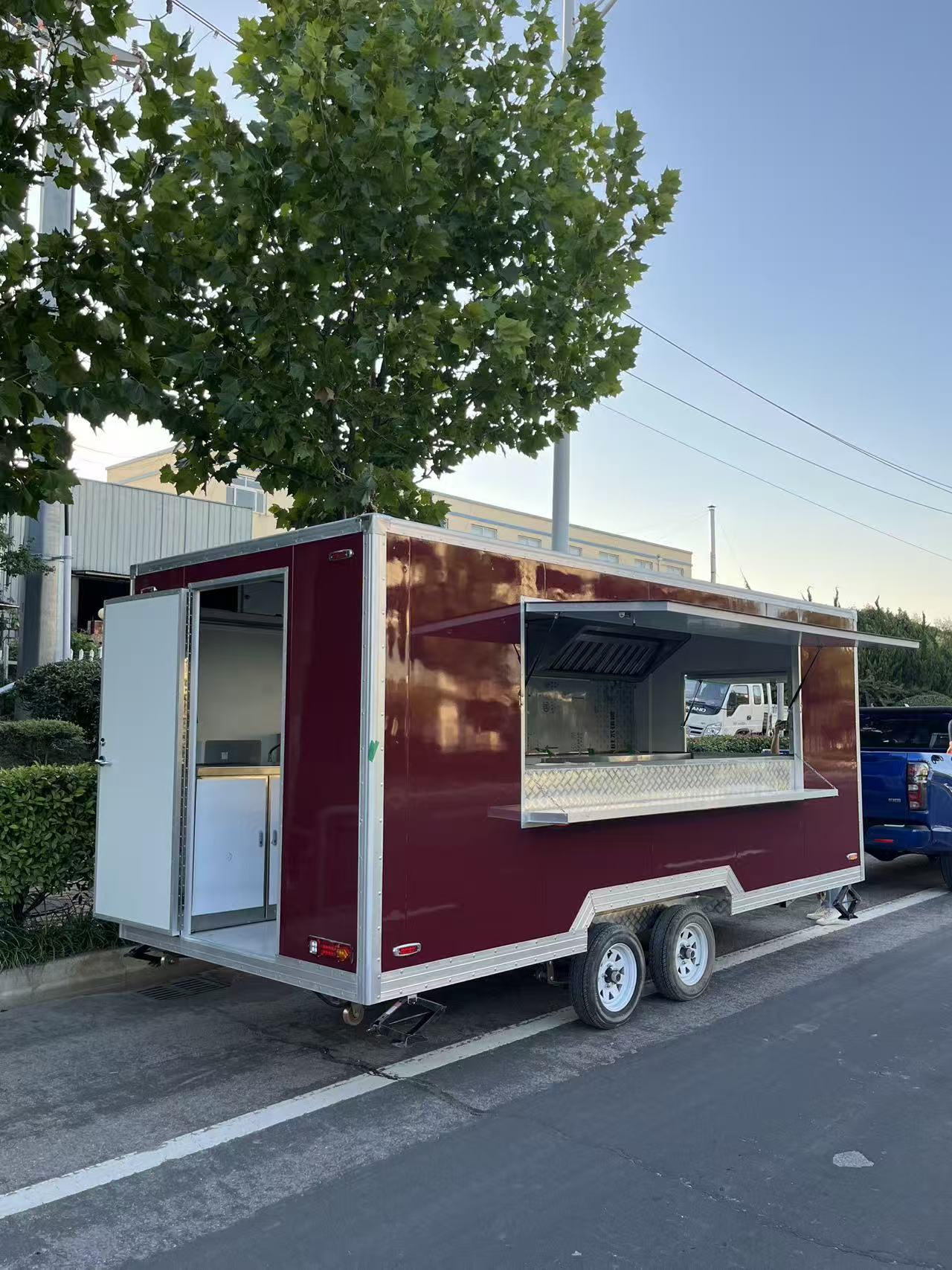 The fashionable wine-red mobile food truck opens up a new experience of mobile cuisine