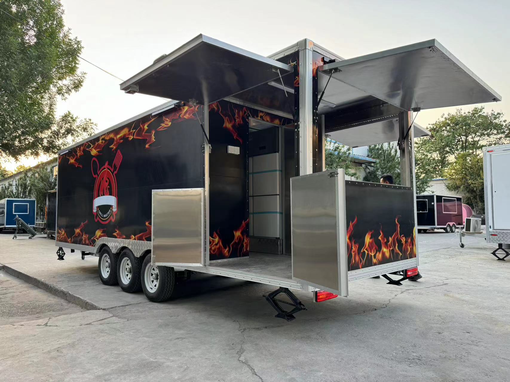 Personalized flame-painted mobile food truck, a mobile food truck for entrepreneurship