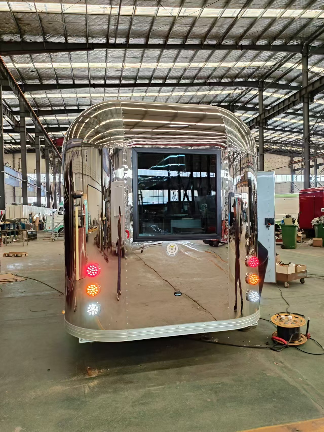 Streamlined mirror-finished food trucks offer a new option for mobile shops, embarking on a new entrepreneurial journey