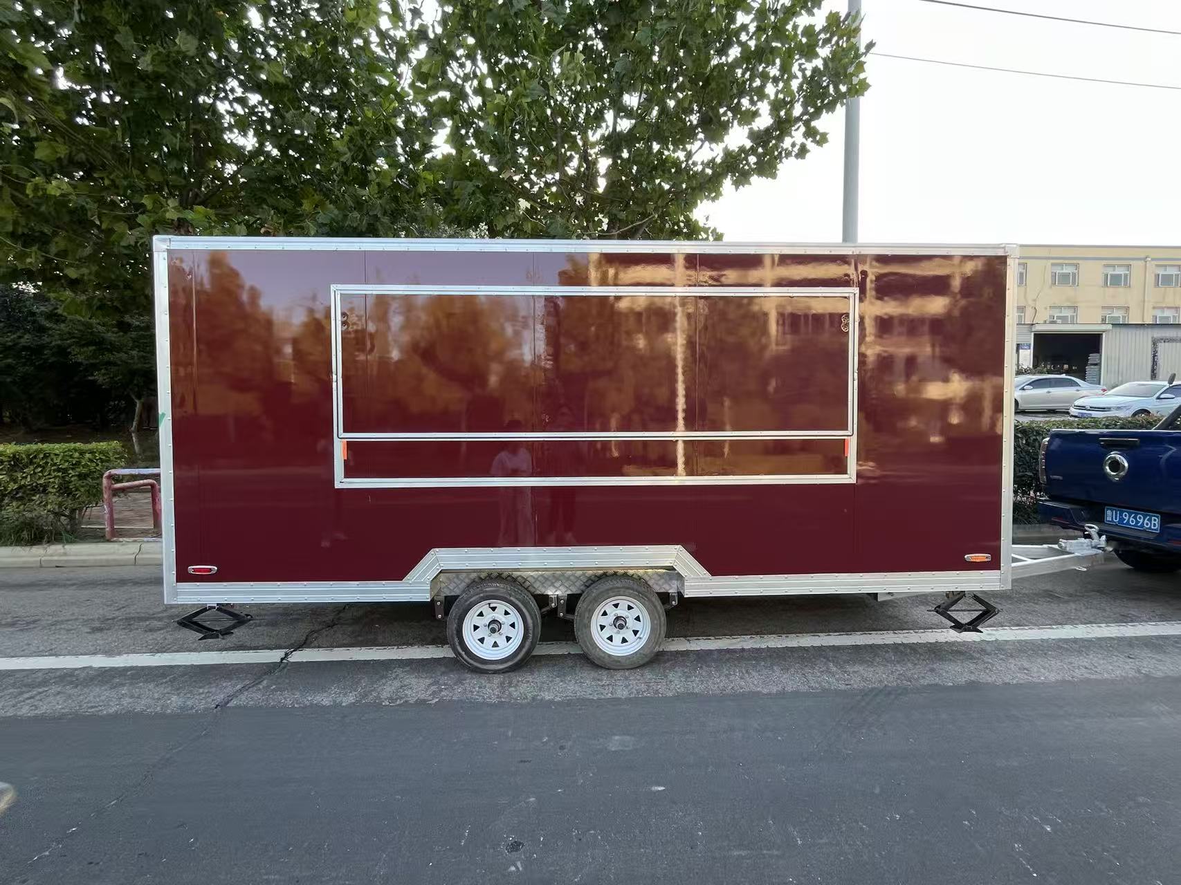 The fashionable wine-red mobile food truck opens up a new experience of mobile cuisine