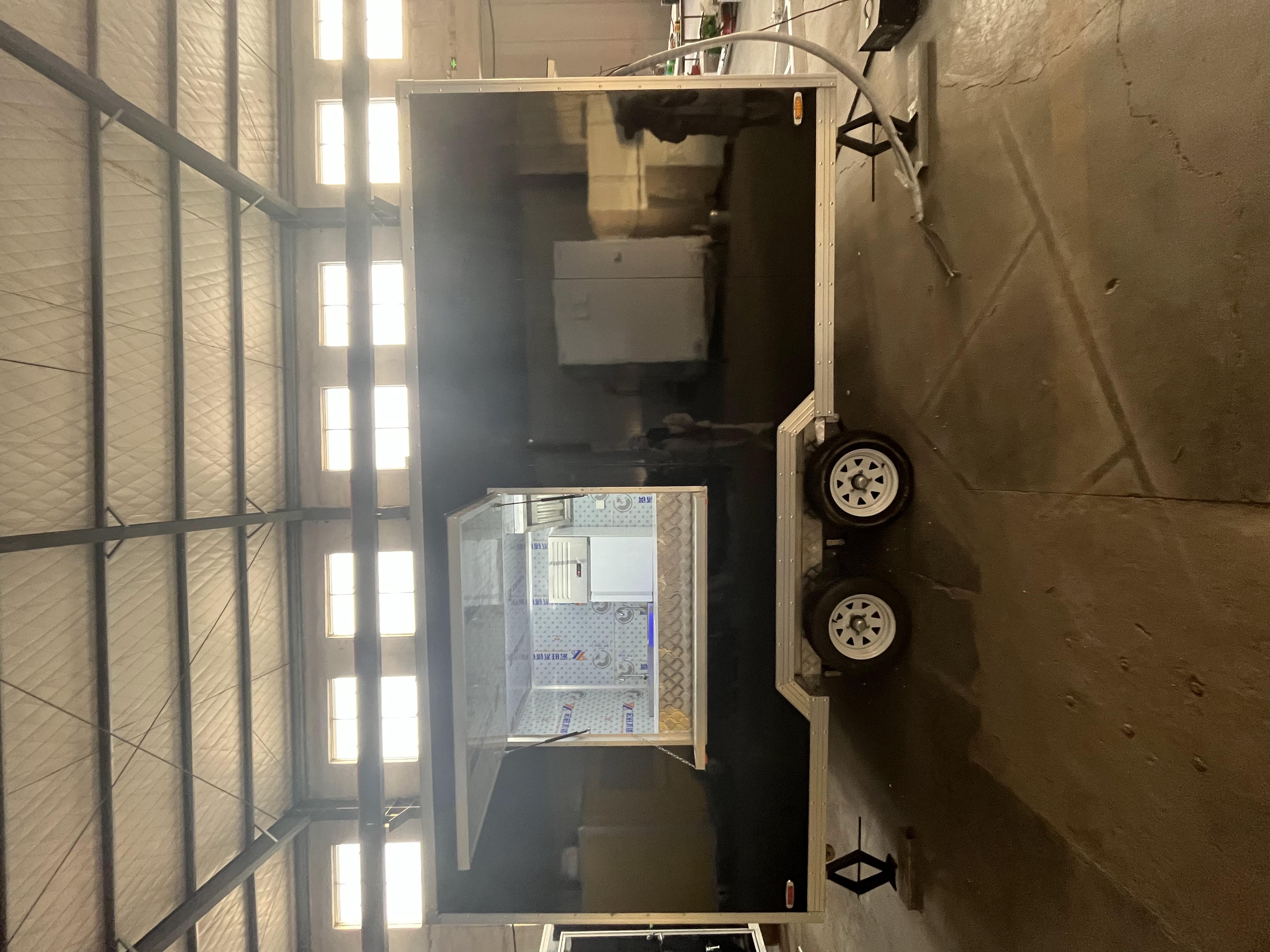 Black fashion mobile food truck: Creating a personalized food space and initiating a mobile business model