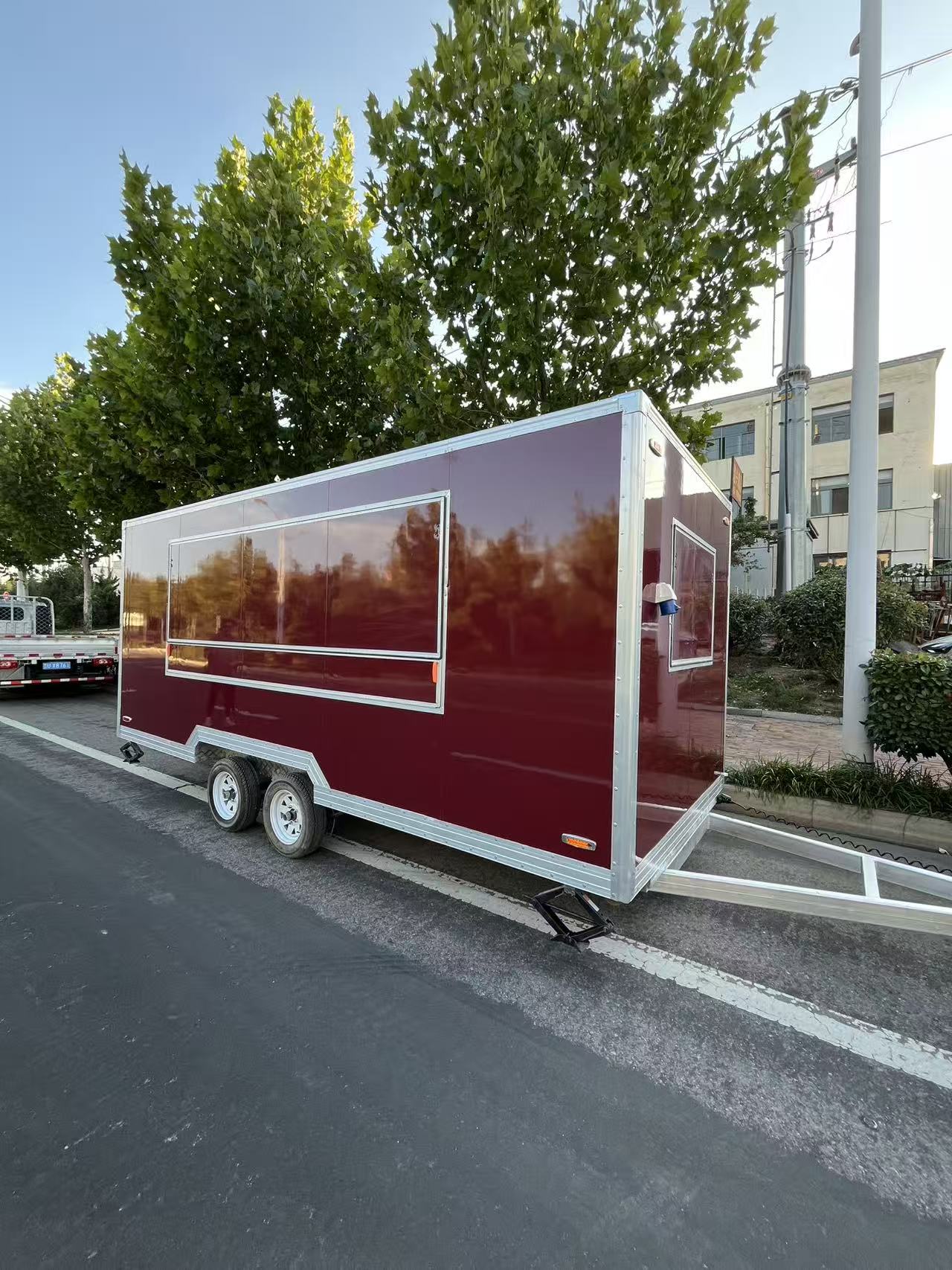 The fashionable wine-red mobile food truck opens up a new experience of mobile cuisine