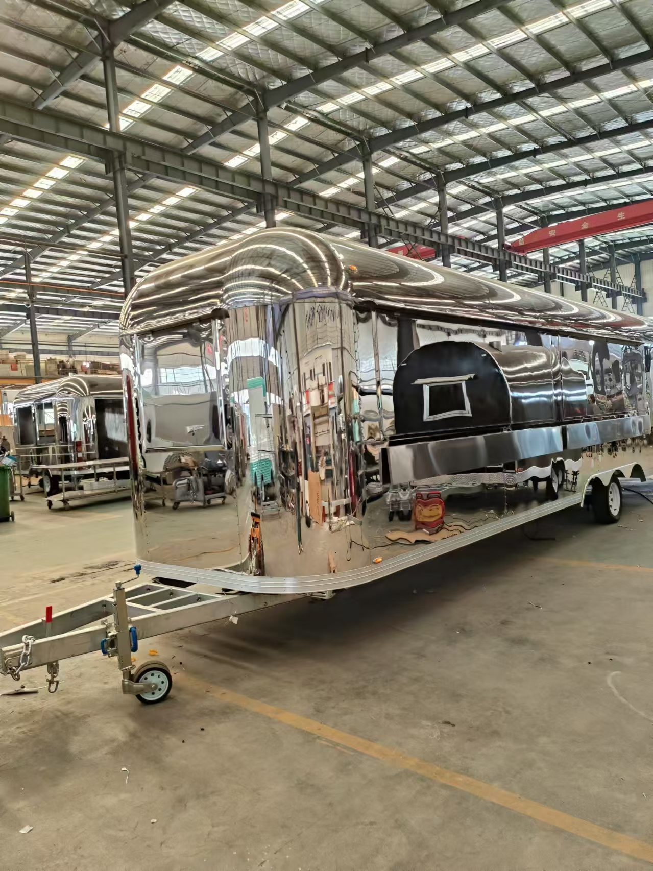 Streamlined mirror-finished food trucks offer a new option for mobile shops, embarking on a new entrepreneurial journey