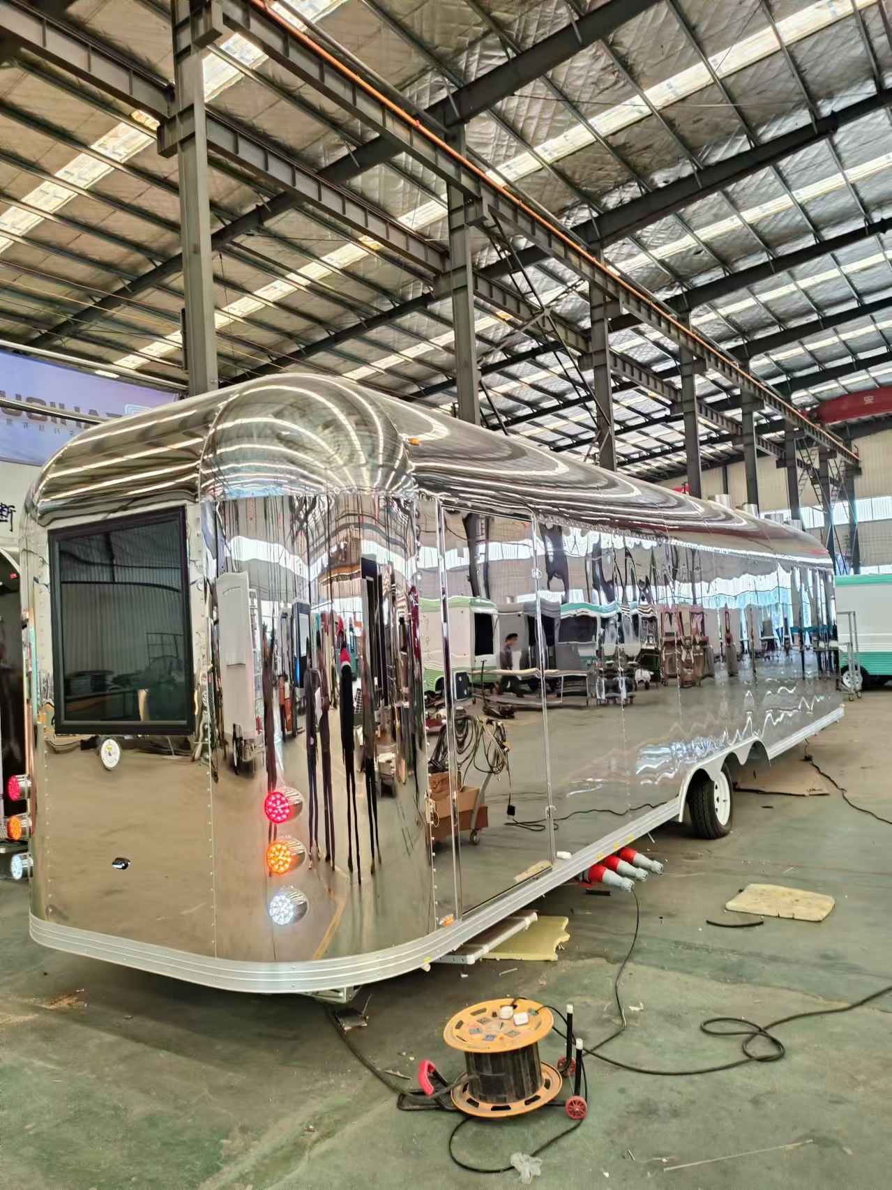 Streamlined mirror-finished food trucks offer a new option for mobile shops, embarking on a new entrepreneurial journey