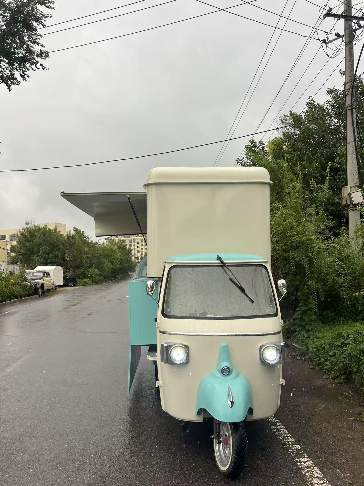 Retro-style three-wheeled mobile food truck, a great partner for mobile food business