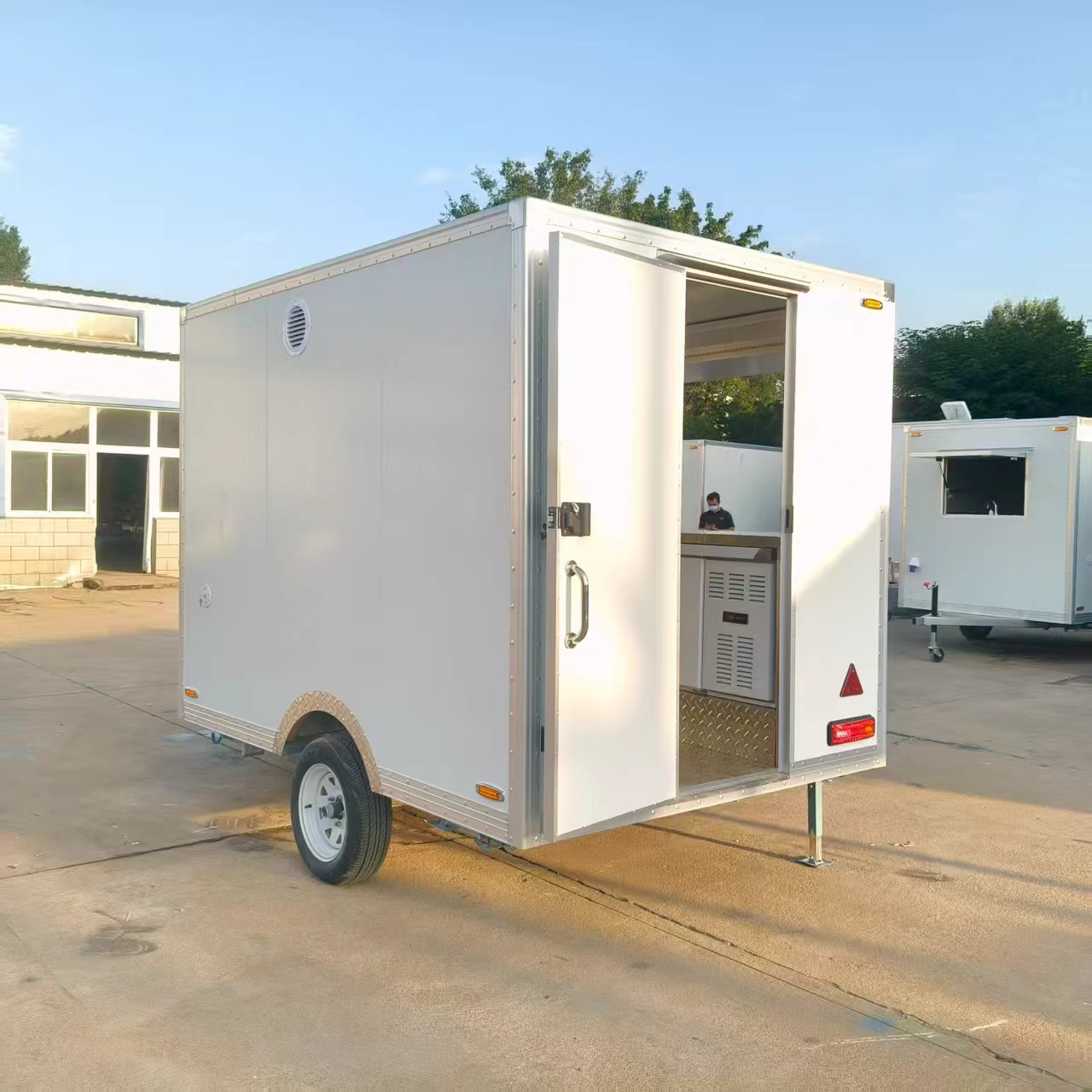 Convenient mobile food trucks facilitate the operation of mobile food businesses