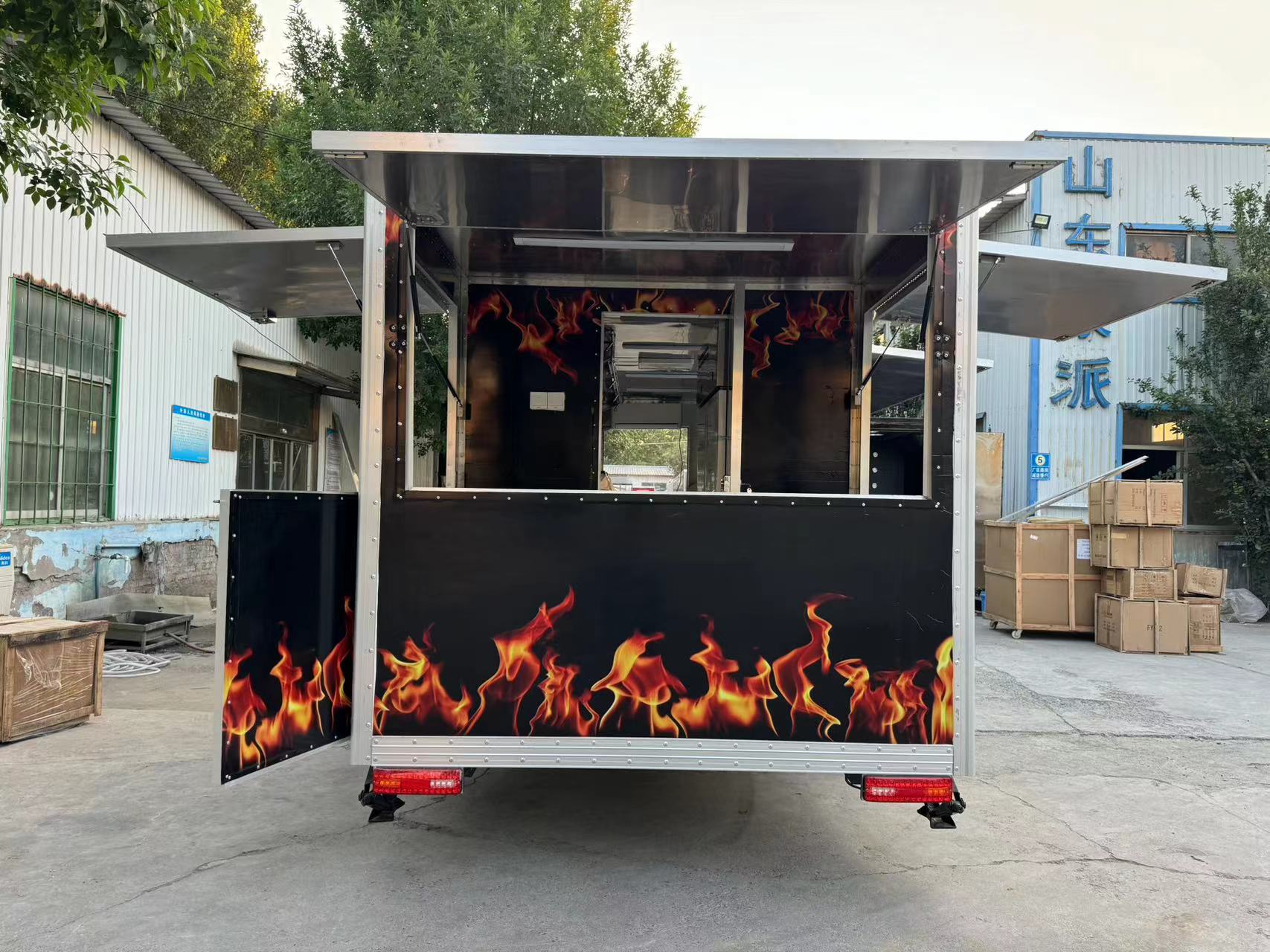 Personalized flame-painted mobile food truck, a mobile food truck for entrepreneurship