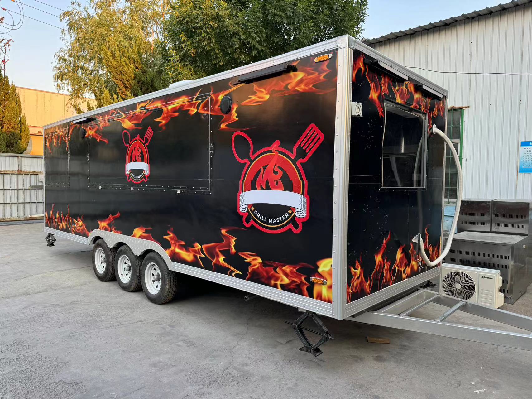 Personalized flame-painted mobile food truck, a mobile food truck for entrepreneurship