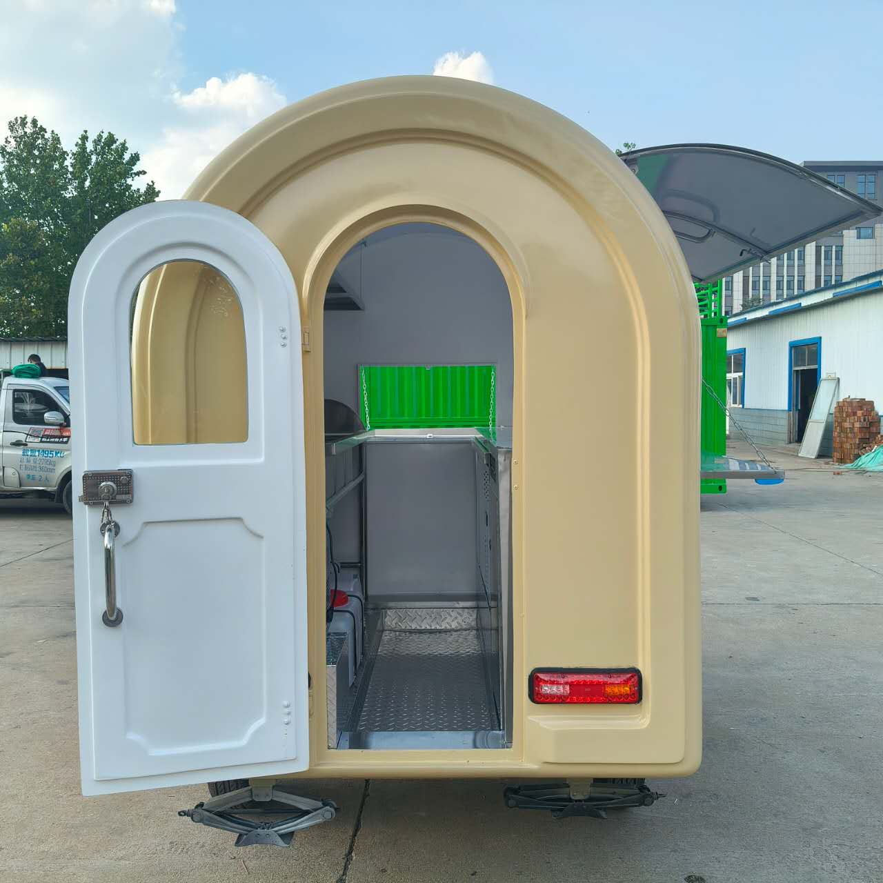 The fashionable arc-shaped mobile food truck has embarked on the path of mobile food entrepreneurship